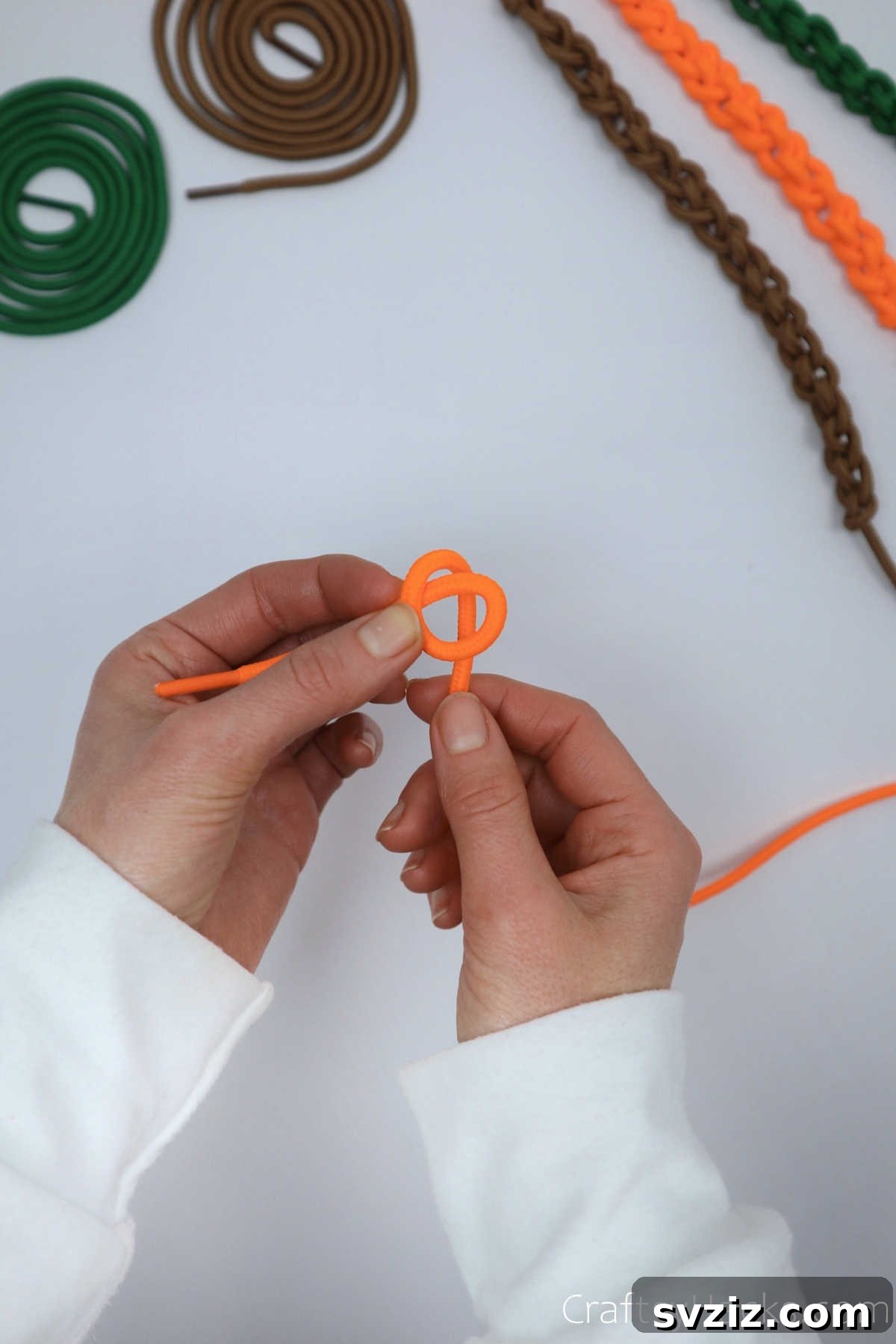 creating knot with shoelace