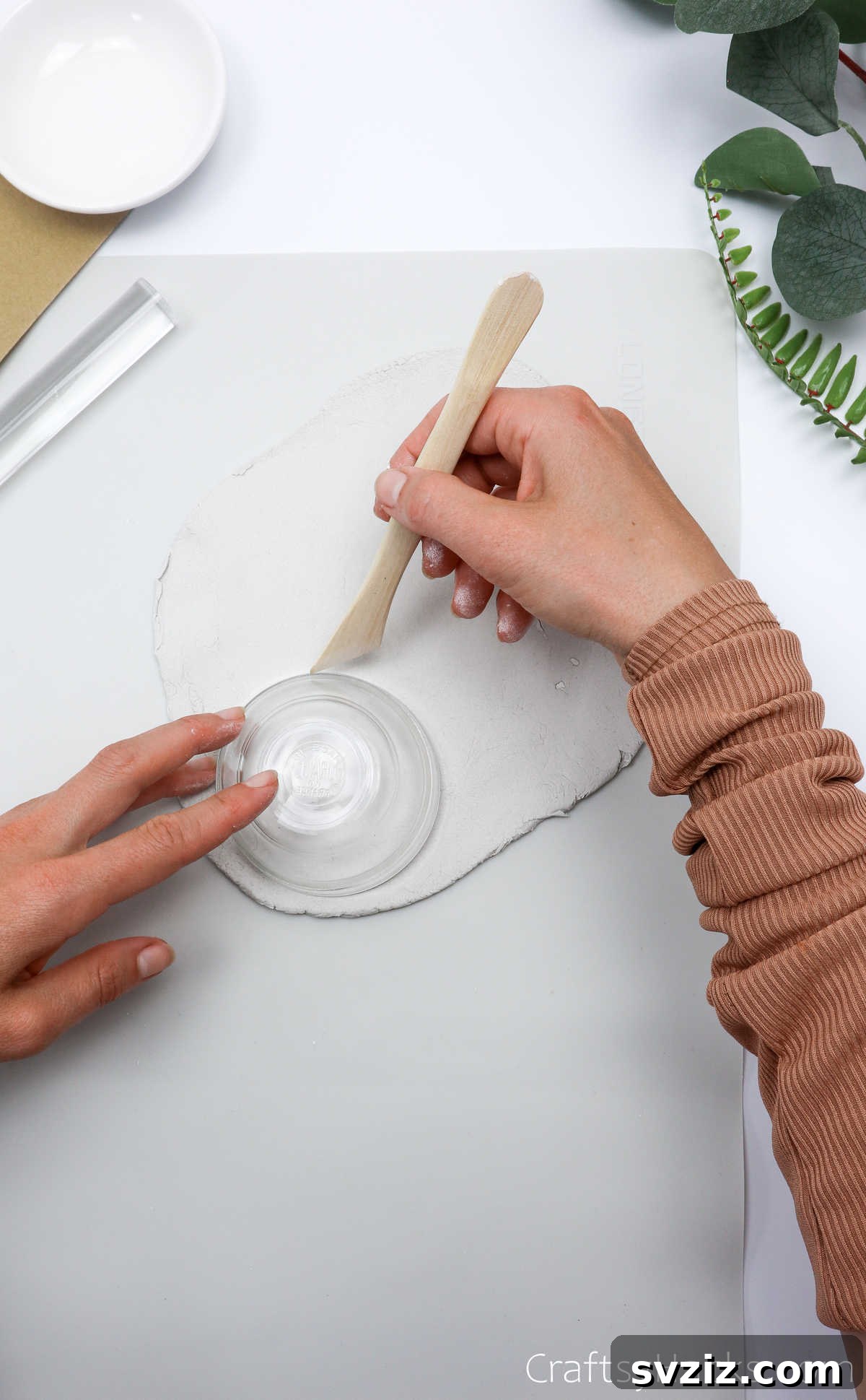 Havayla Kuruyan Kilden Kendin Yap Takı Kaseleri 11 Cutting a circular shape from rolled clay using a bowl as a guide