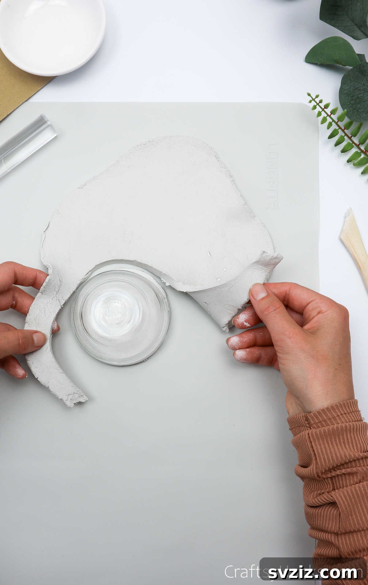 Havayla Kuruyan Kilden Kendin Yap Takı Kaseleri 12 Removing excess clay after cutting a circular shape