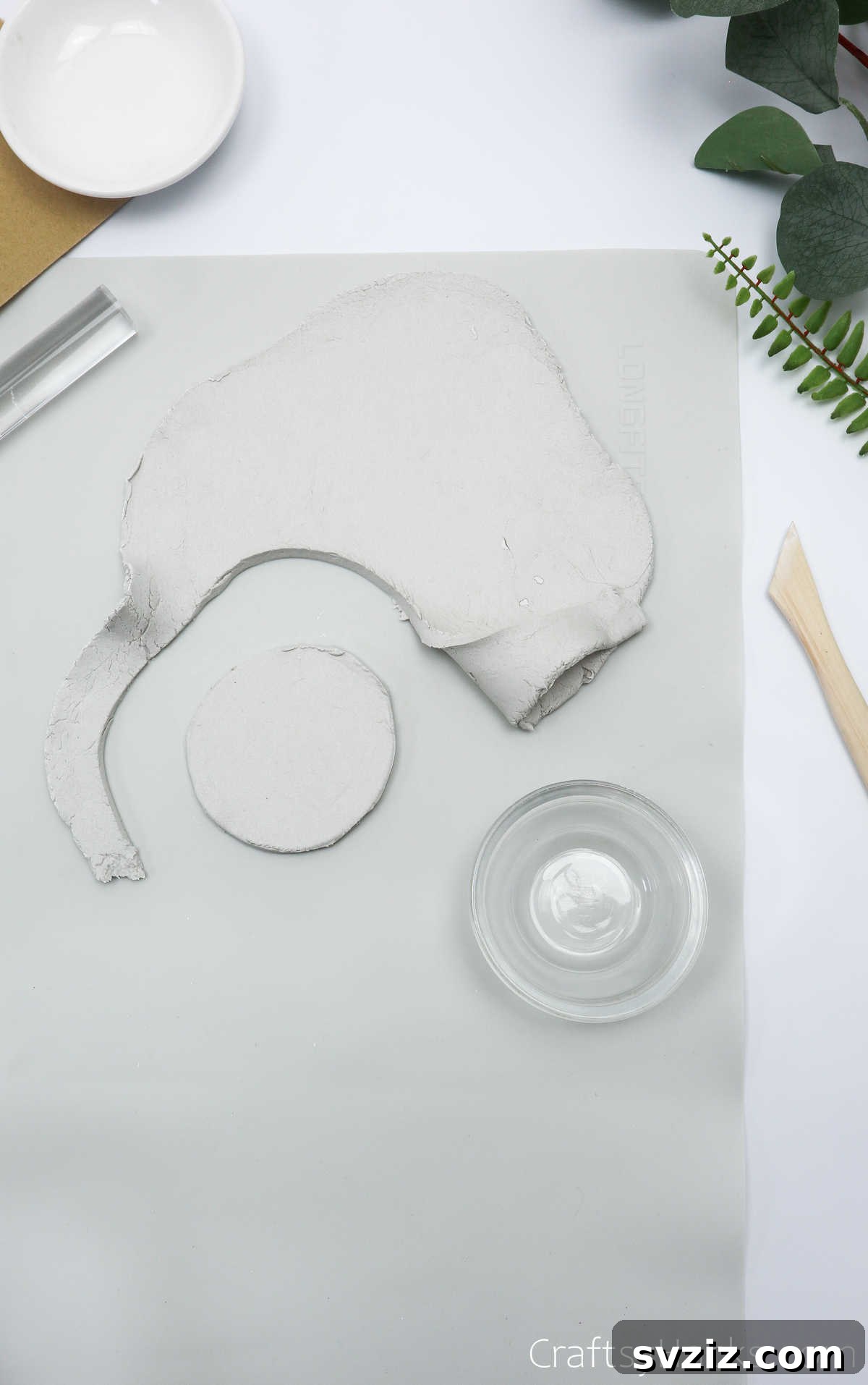 Havayla Kuruyan Kilden Kendin Yap Takı Kaseleri 13 A perfectly cut circular piece of clay