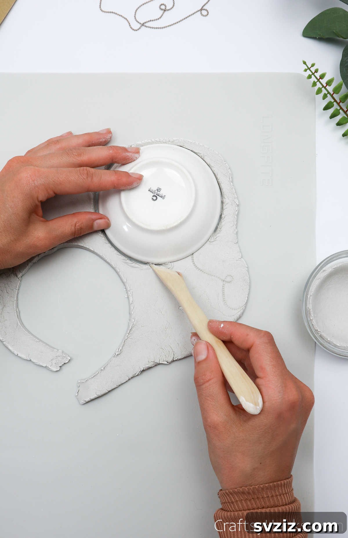 Havayla Kuruyan Kilden Kendin Yap Takı Kaseleri 19 Cutting around a bowl placed on patterned clay