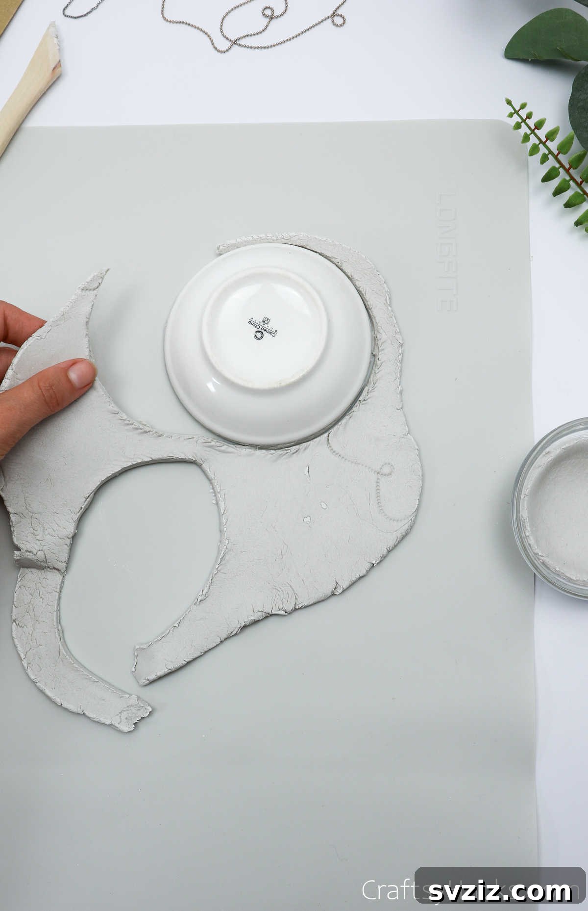 Havayla Kuruyan Kilden Kendin Yap Takı Kaseleri 20 Peeling away excess clay from a textured clay circle