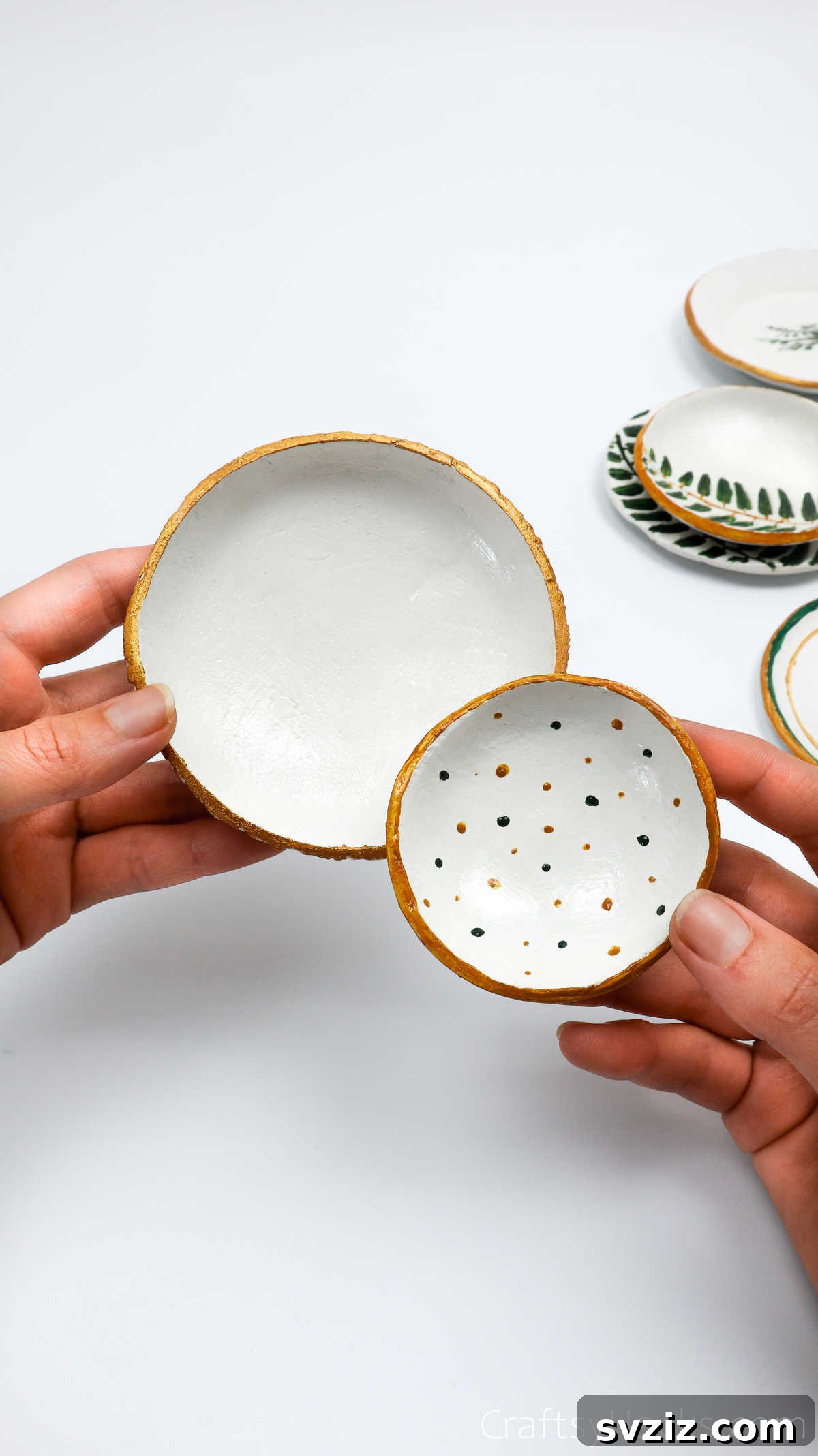 Havayla Kuruyan Kilden Kendin Yap Takı Kaseleri 3 Two intricately patterned clay bowls holding jewelry