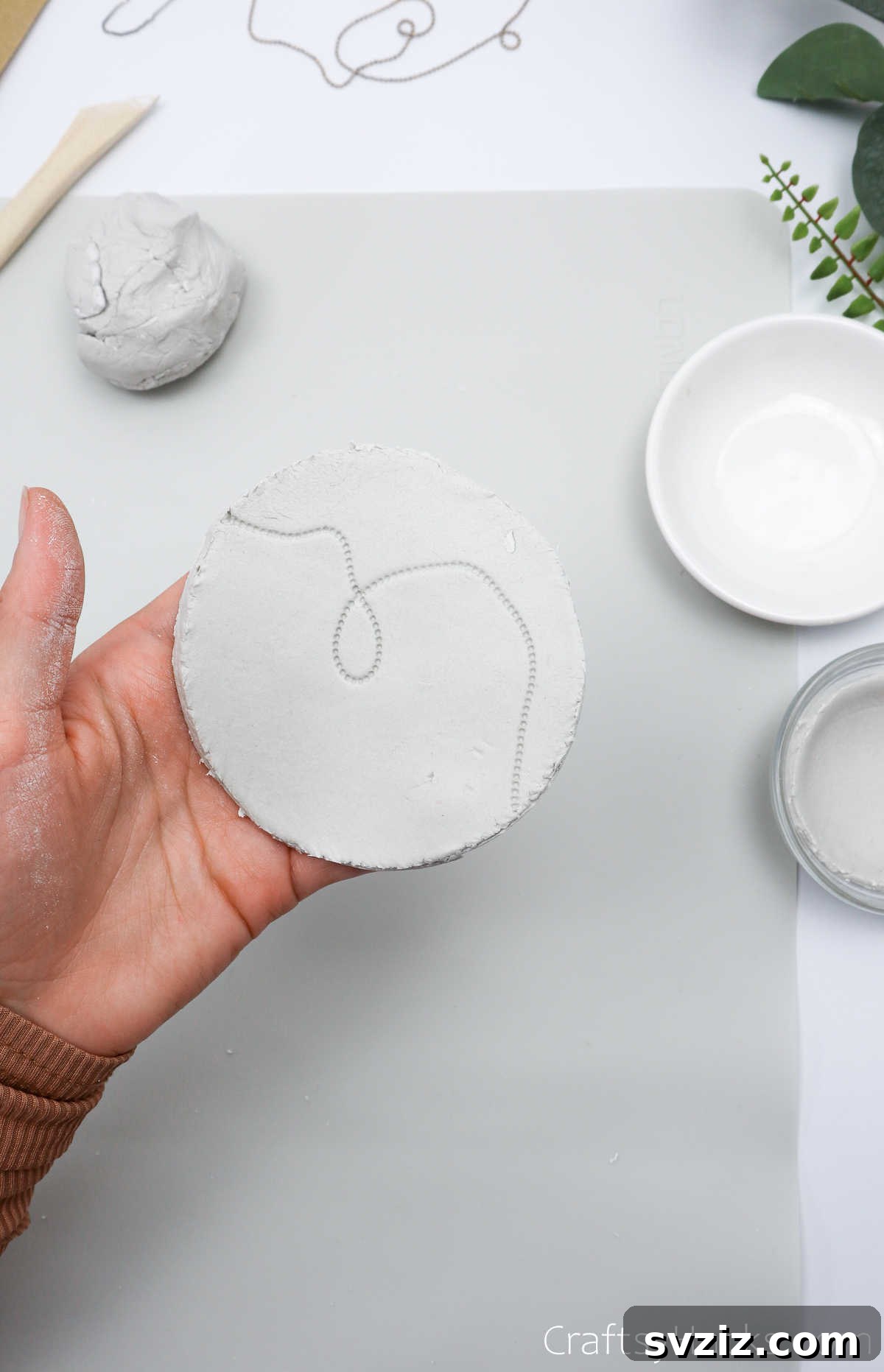Havayla Kuruyan Kilden Kendin Yap Takı Kaseleri 21 A perfectly cut circular piece of patterned clay
