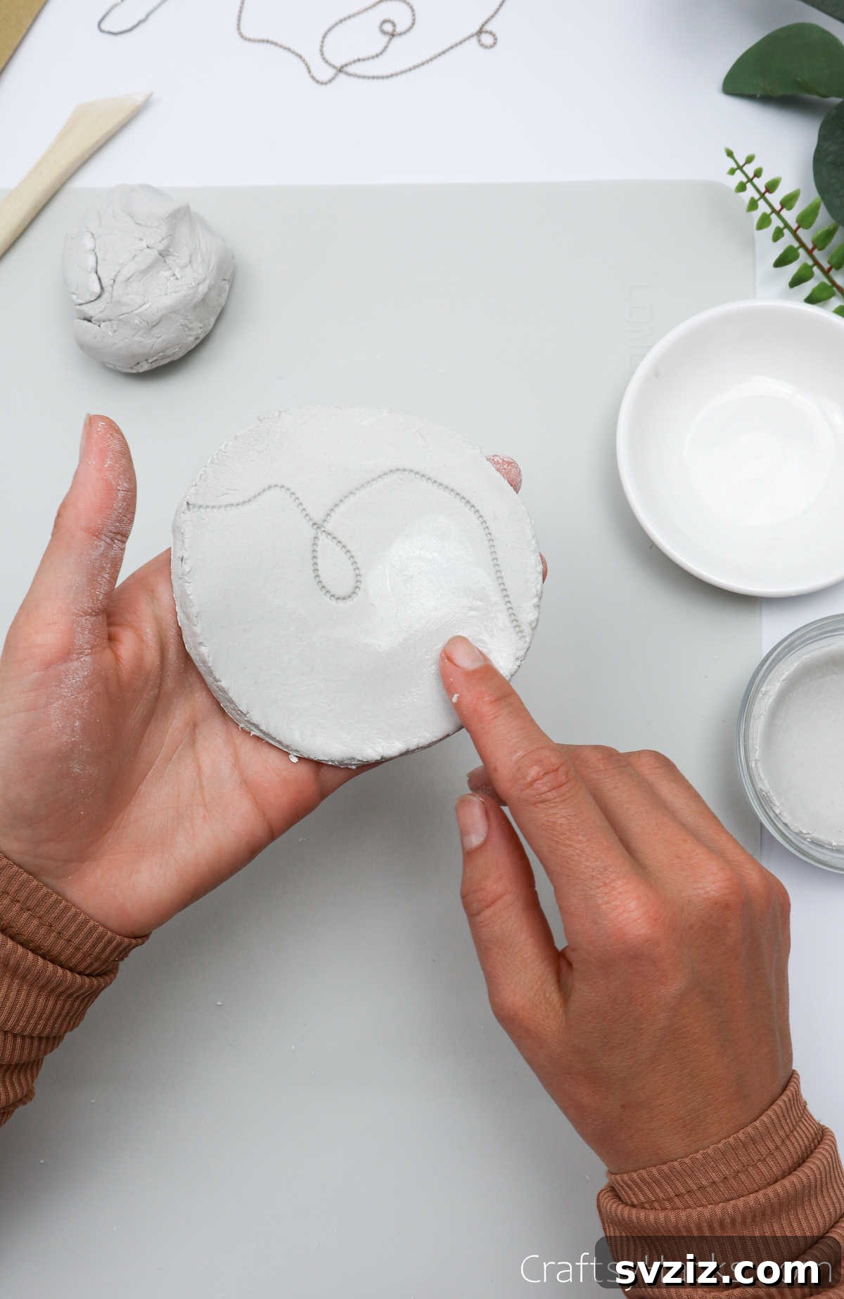 Havayla Kuruyan Kilden Kendin Yap Takı Kaseleri 22 Wetting a finger to smooth patterned clay in a mold