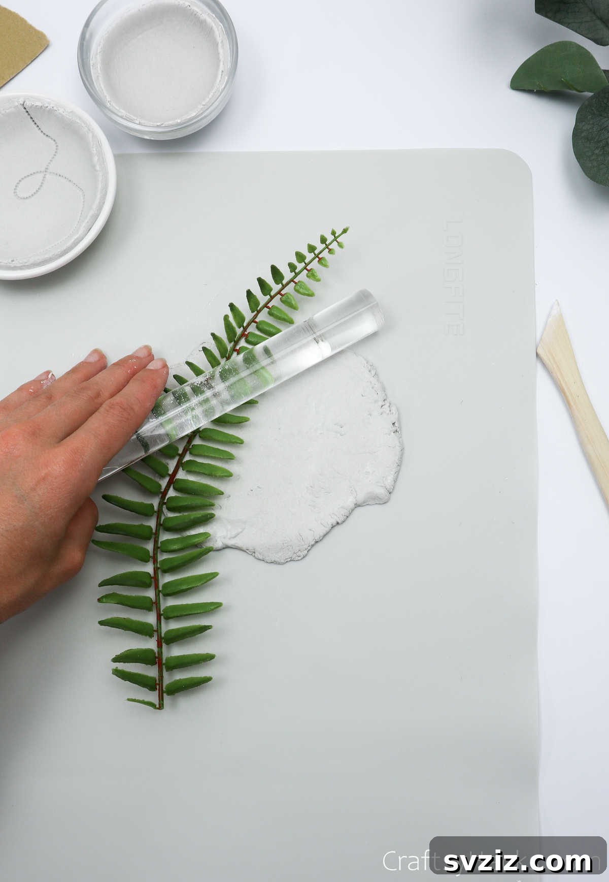 Havayla Kuruyan Kilden Kendin Yap Takı Kaseleri 24 Pressing leaves into clay with a rolling pin