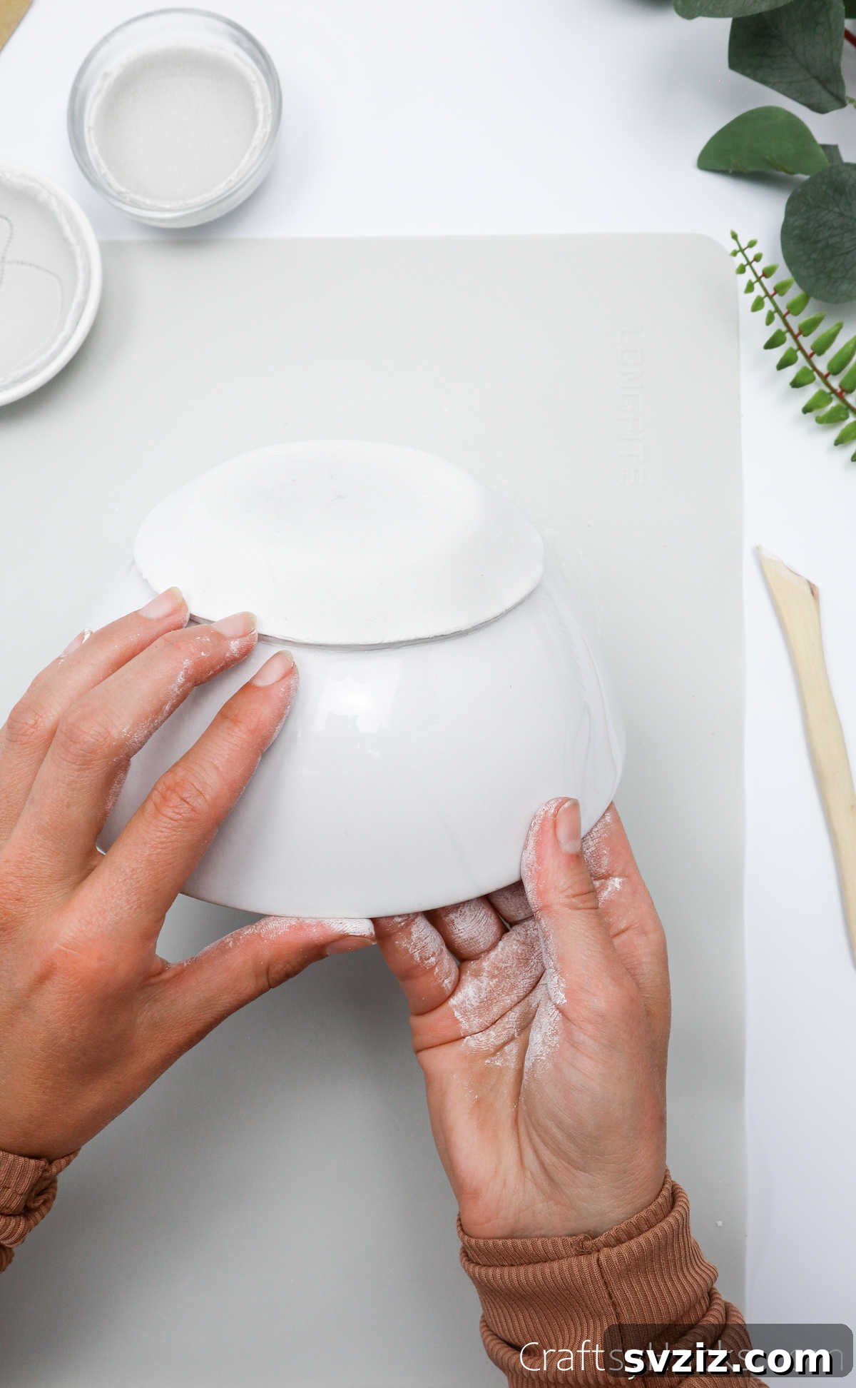Havayla Kuruyan Kilden Kendin Yap Takı Kaseleri 26 Molding a leaf-patterned clay circle into a bowl