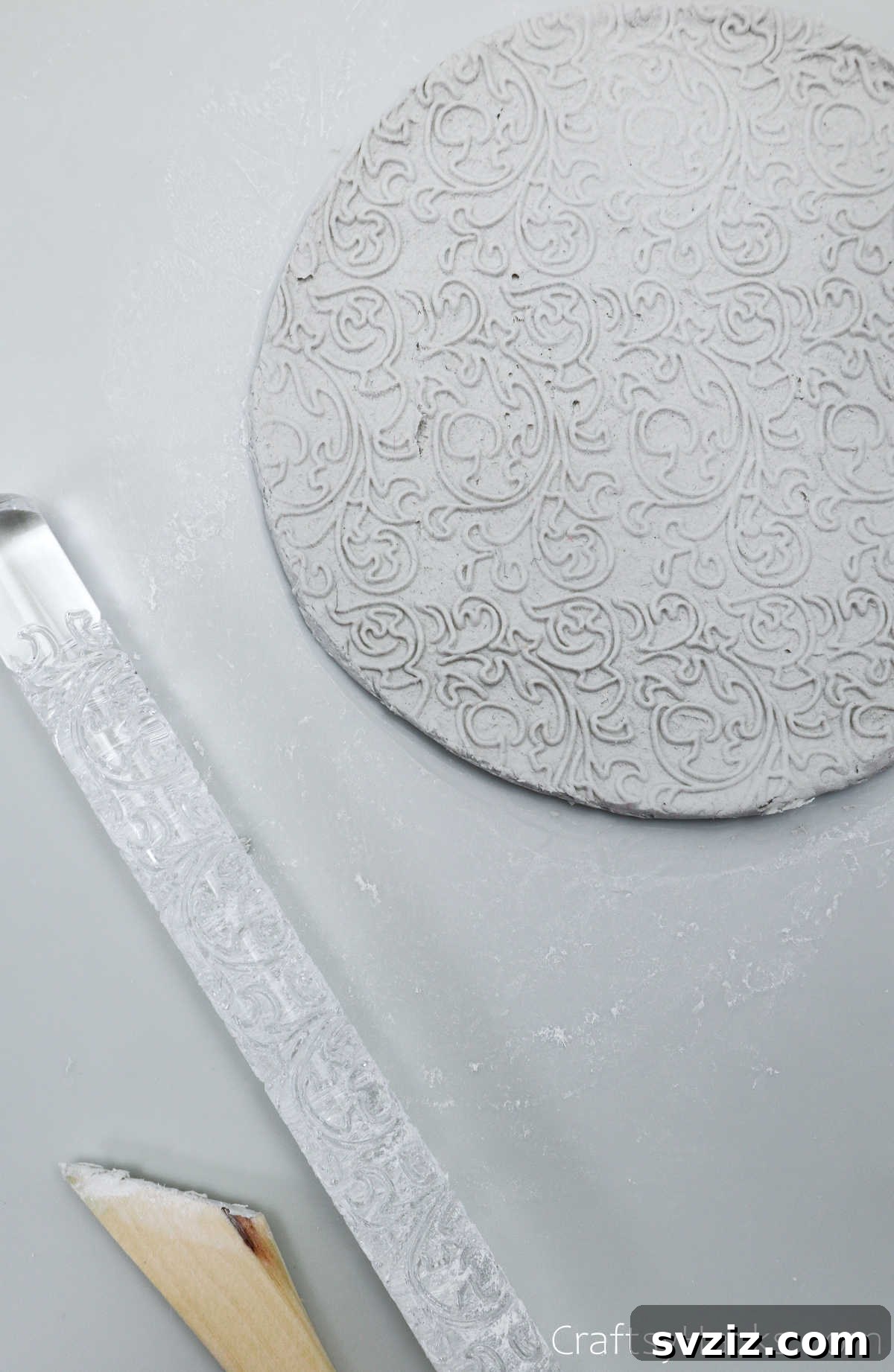 Havayla Kuruyan Kilden Kendin Yap Takı Kaseleri 28 Close-up of clay with an embossed pattern