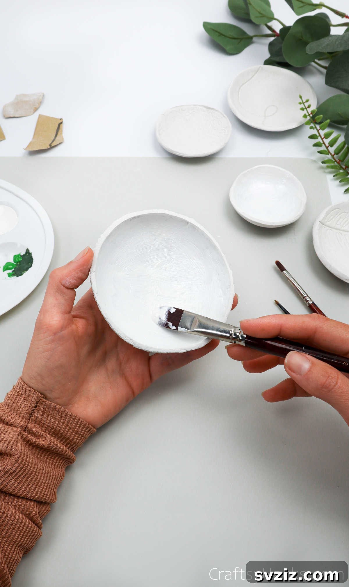 Havayla Kuruyan Kilden Kendin Yap Takı Kaseleri 36 Painting a clay bowl with white acrylic paint