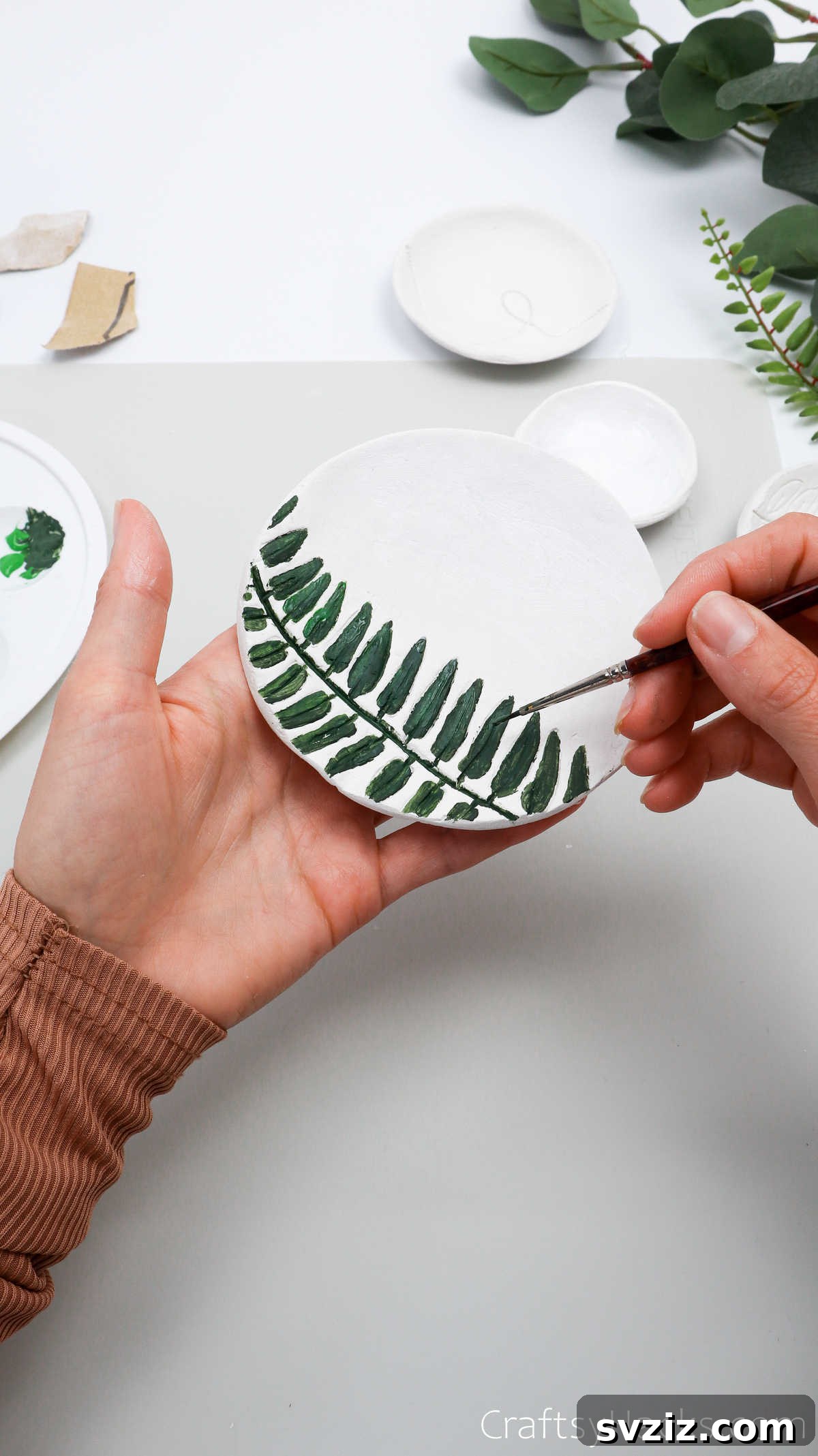 Havayla Kuruyan Kilden Kendin Yap Takı Kaseleri 38 Delicately painting leaf details on a clay tray