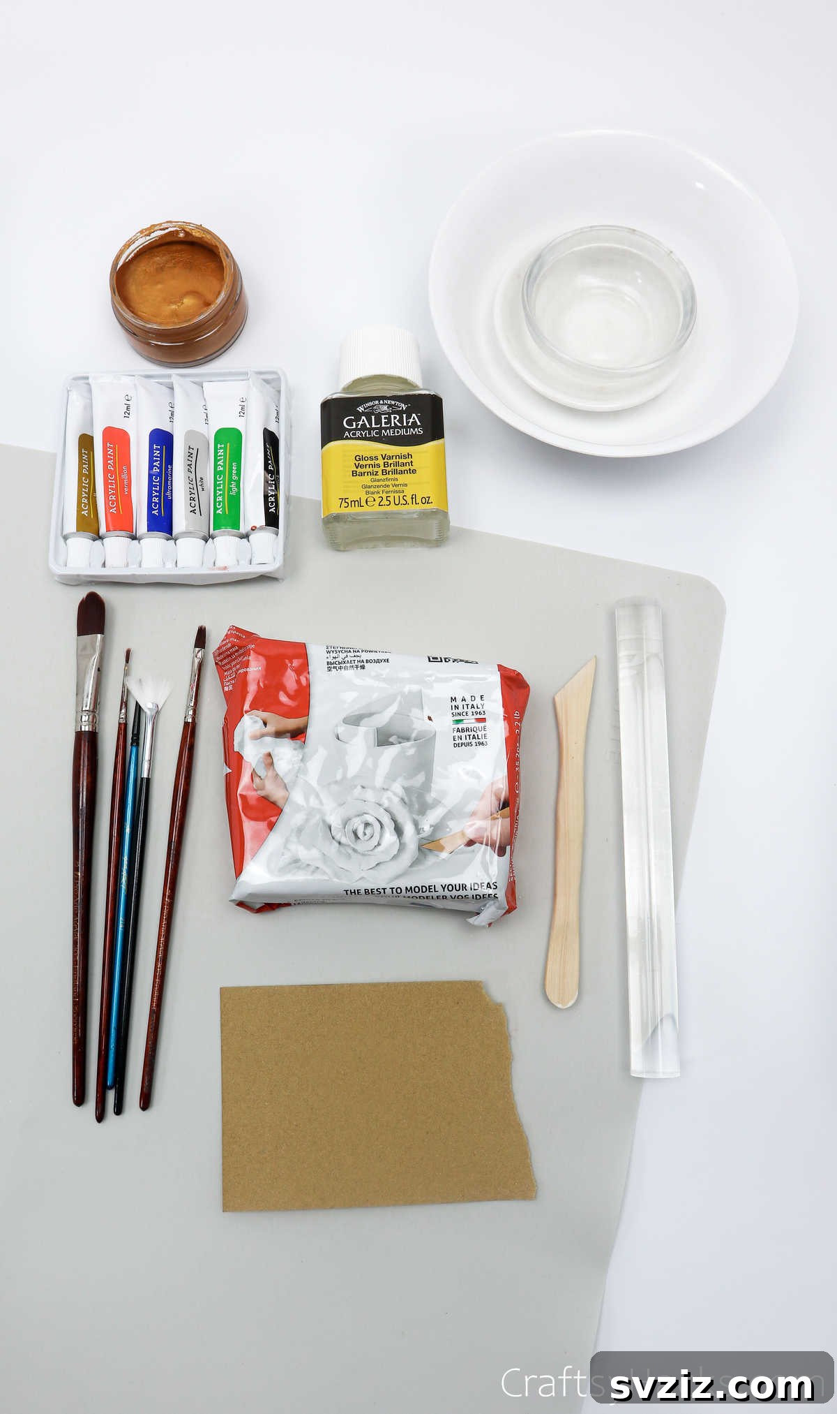 Havayla Kuruyan Kilden Kendin Yap Takı Kaseleri 5 Assorted craft supplies laid out on a table