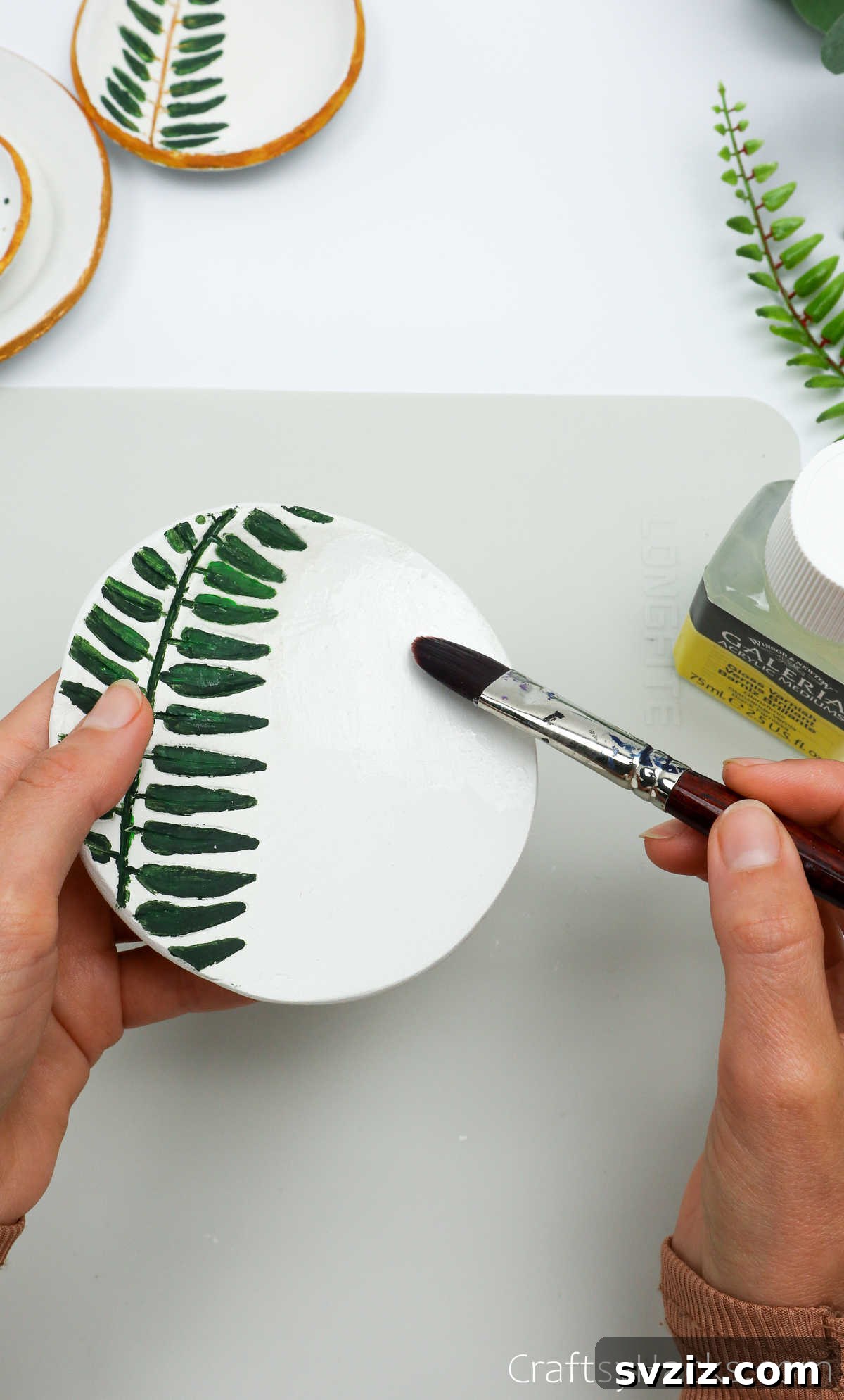 Havayla Kuruyan Kilden Kendin Yap Takı Kaseleri 41 Applying a clear varnish gloss to a painted clay bowl