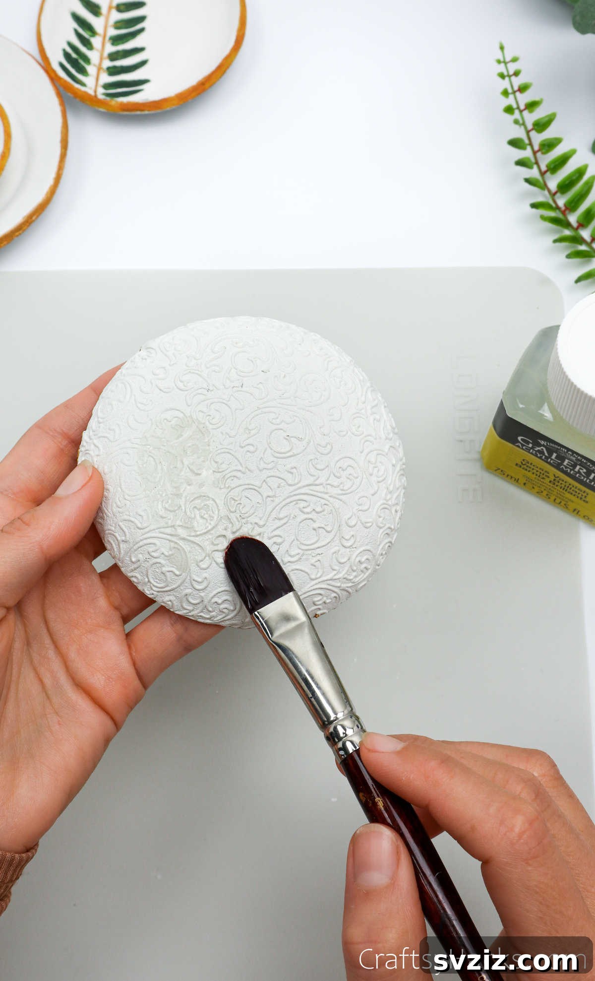 Havayla Kuruyan Kilden Kendin Yap Takı Kaseleri 42 Adding gloss sealant to a finished clay tray