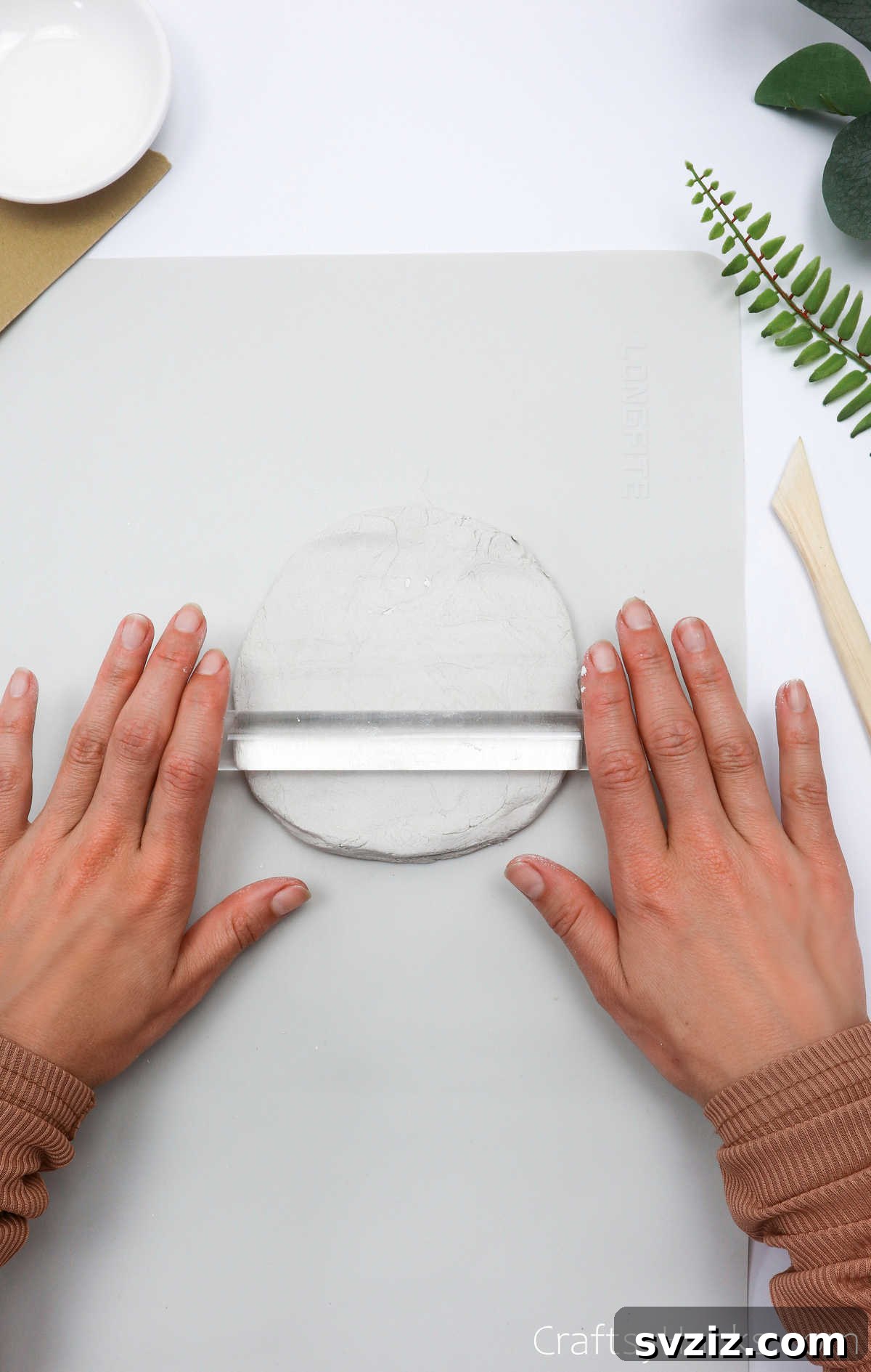 Havayla Kuruyan Kilden Kendin Yap Takı Kaseleri 9 Rolling out a piece of clay with an acrylic roller