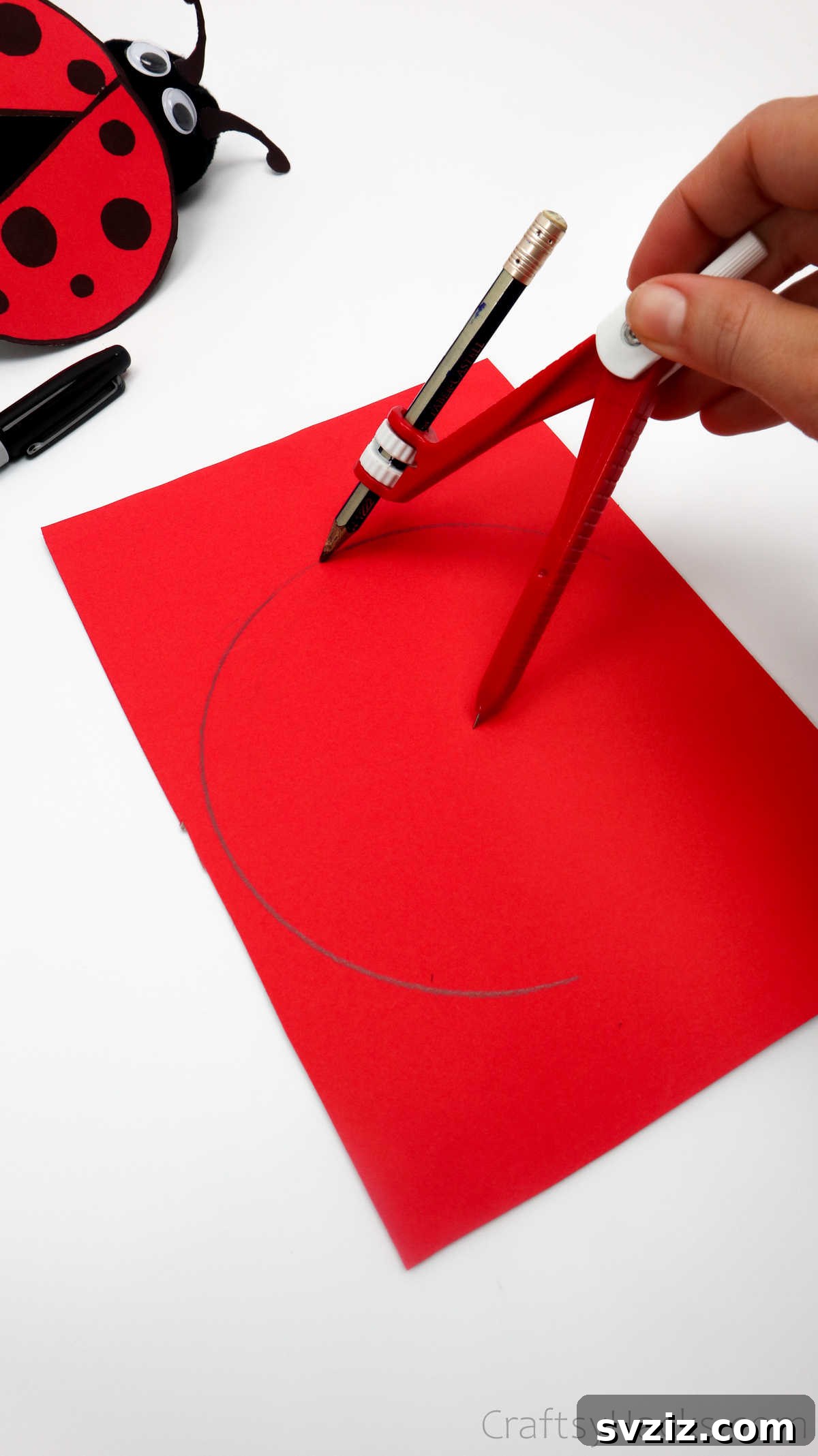 DIY Cardboard Tube Ladybugs 13 tracing circle on paper