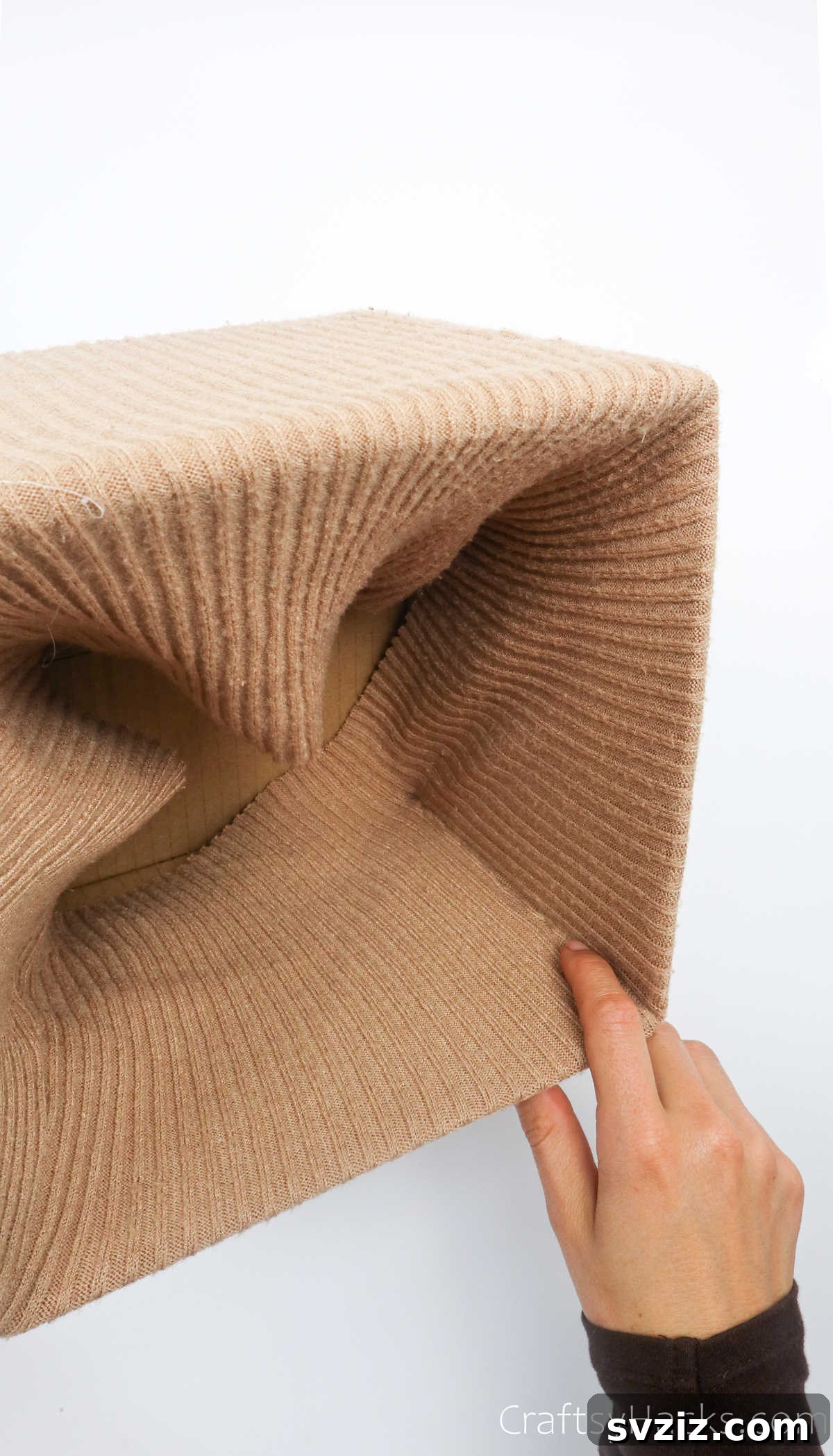Smoothly creasing the inner sweater fabric with fingers