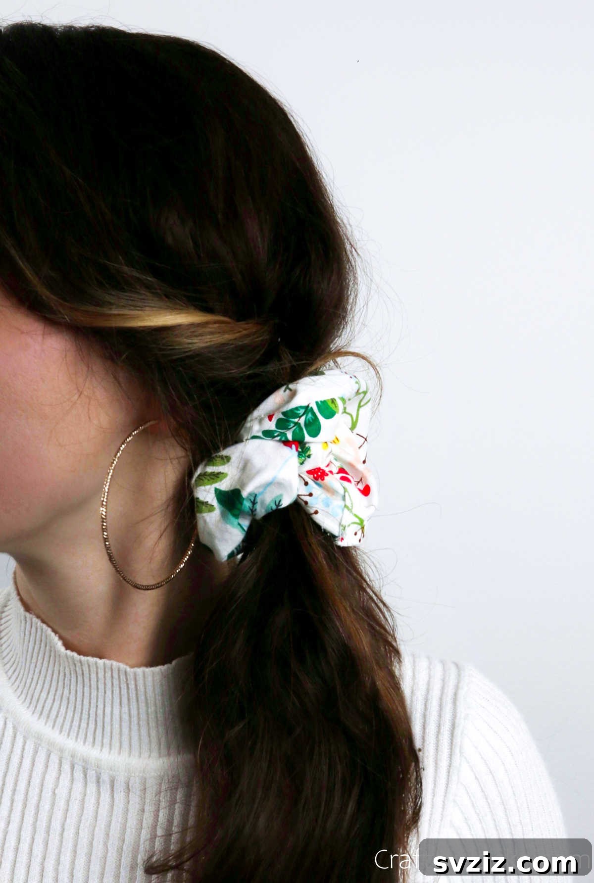 Craft Your Perfect Hair Scrunchie 3 Stylish scrunchie holding hair in a ponytail
