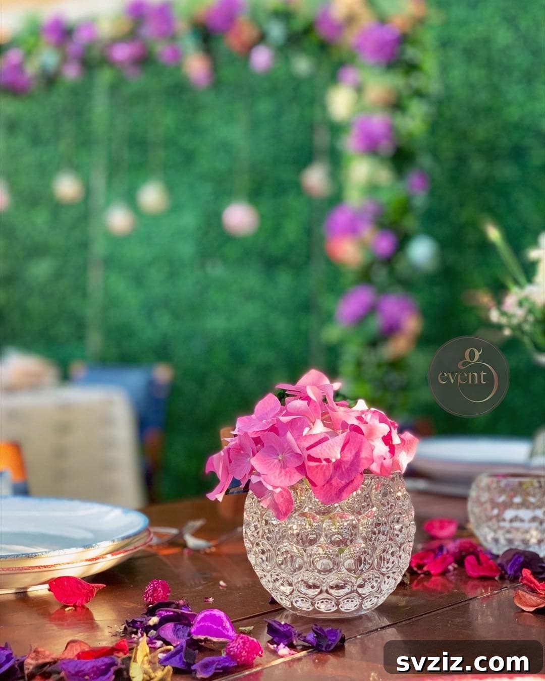 25 Gorgeous Wedding Centerpiece Inspirations 11 Simple Clear Glass Vase with Flowers