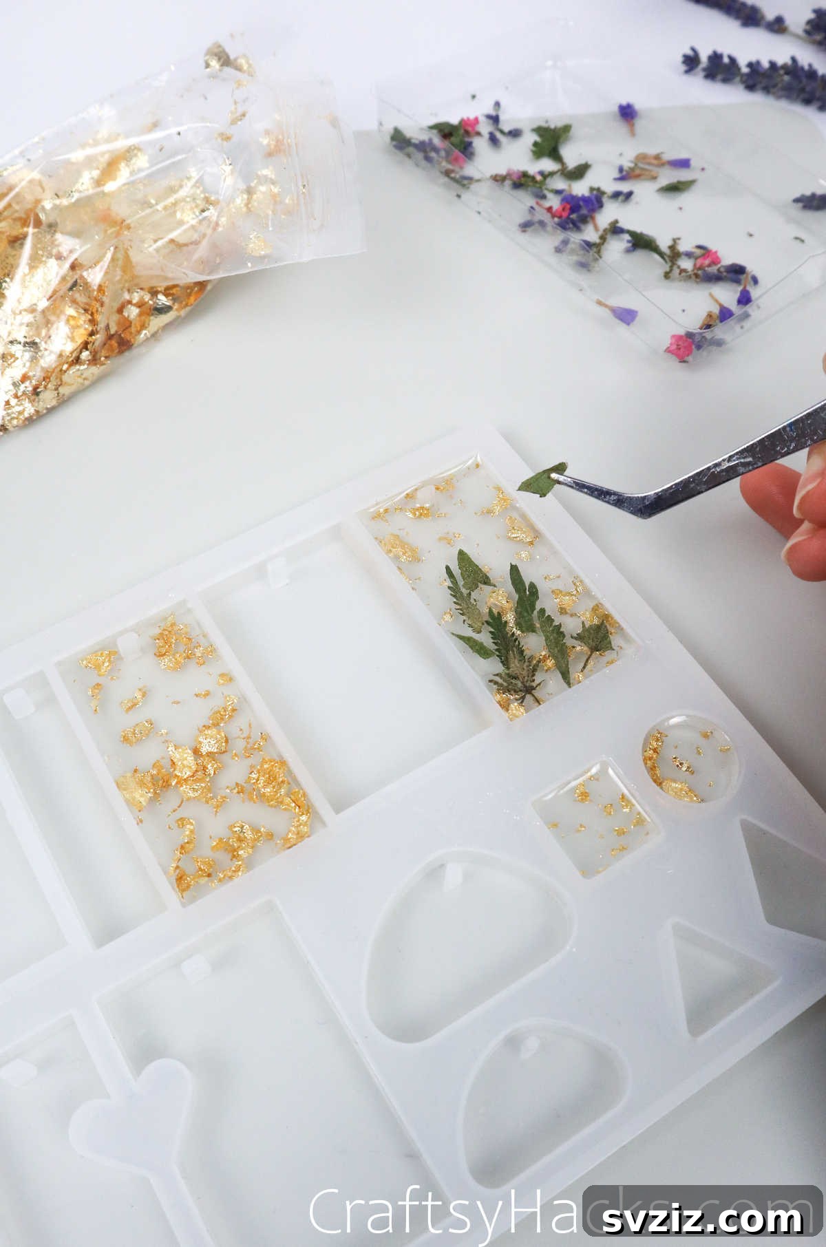 DIY Resin Keychains: Easy Steps for Stunning Accessories 19 adding gold to keychains