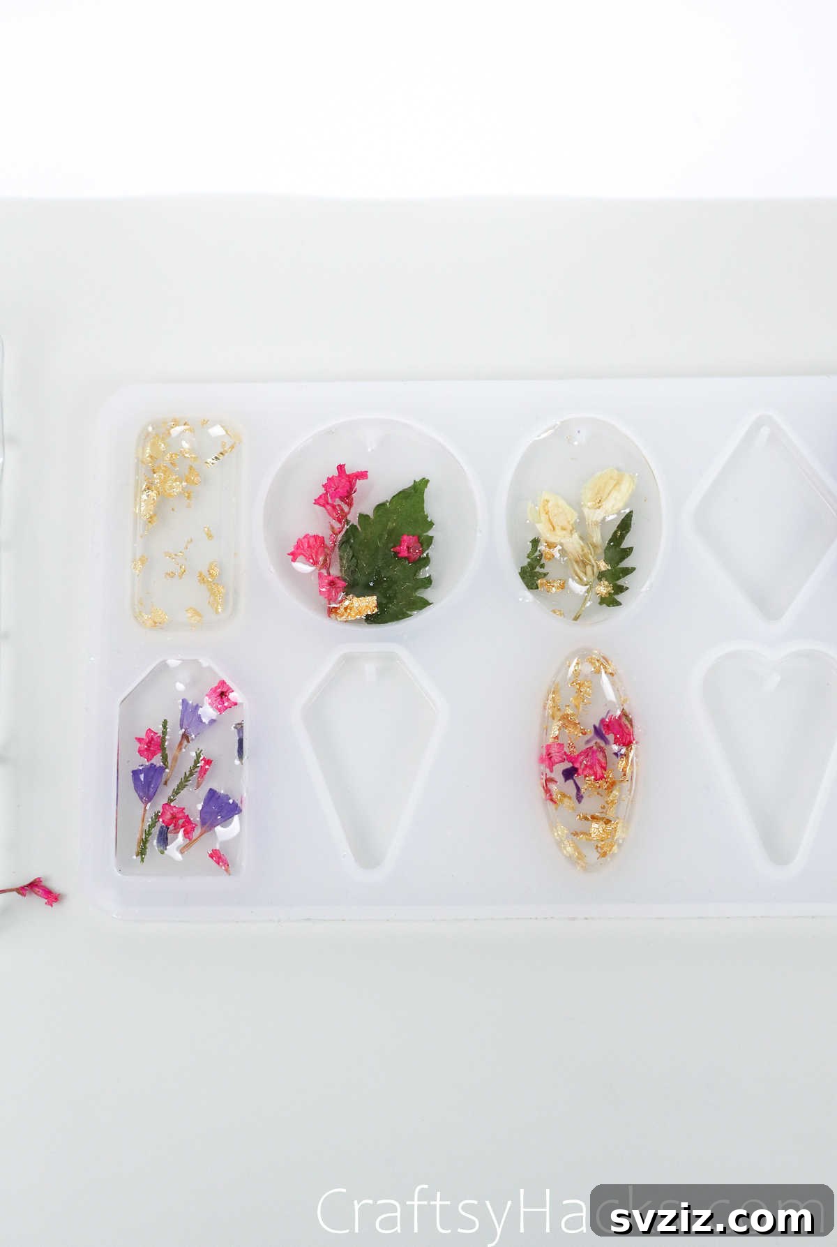 DIY Resin Keychains: Easy Steps for Stunning Accessories 20 gold and flowers in resin