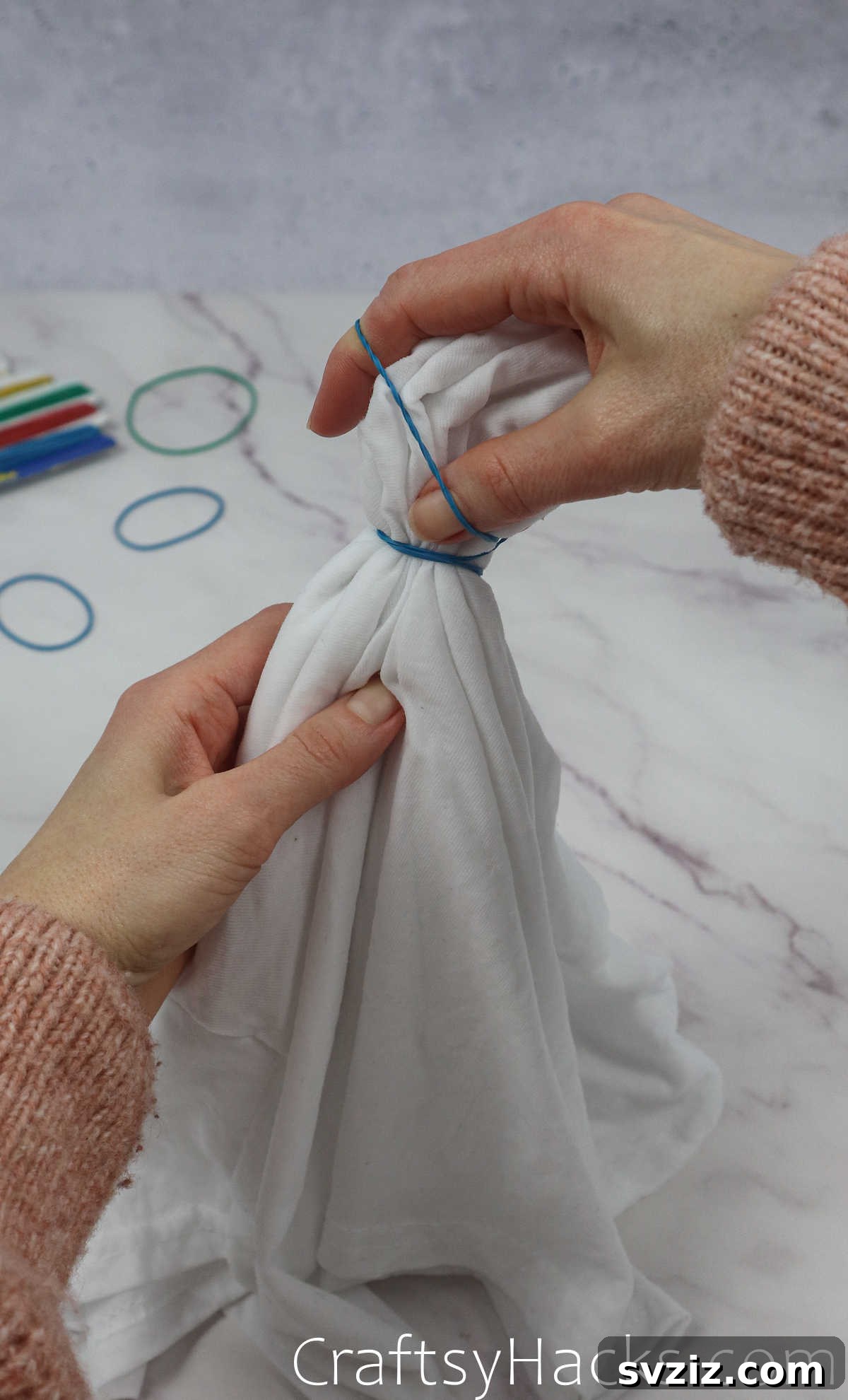 tying rubber band on shirt