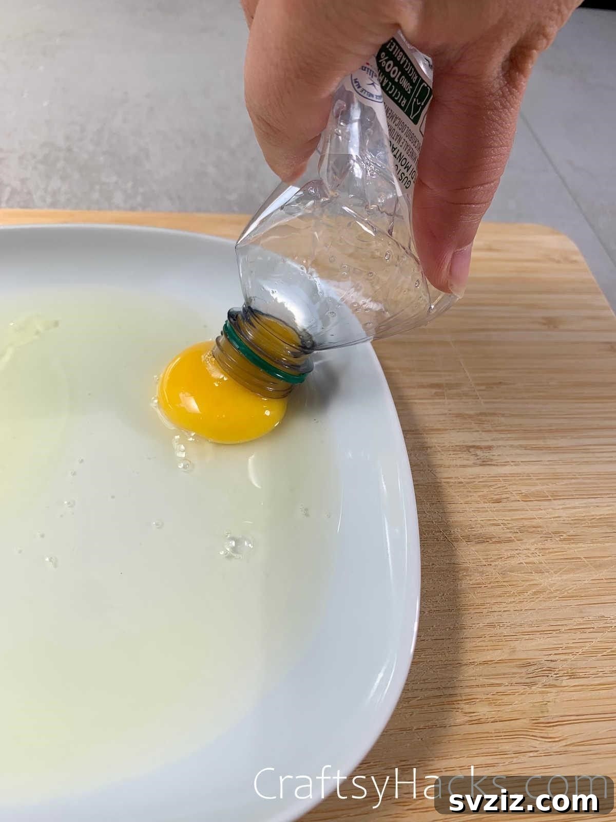 21 Must-Know Kitchen Hacks That Will Revolutionize Your Meals 19 seperate egg yolk from white with a bottle