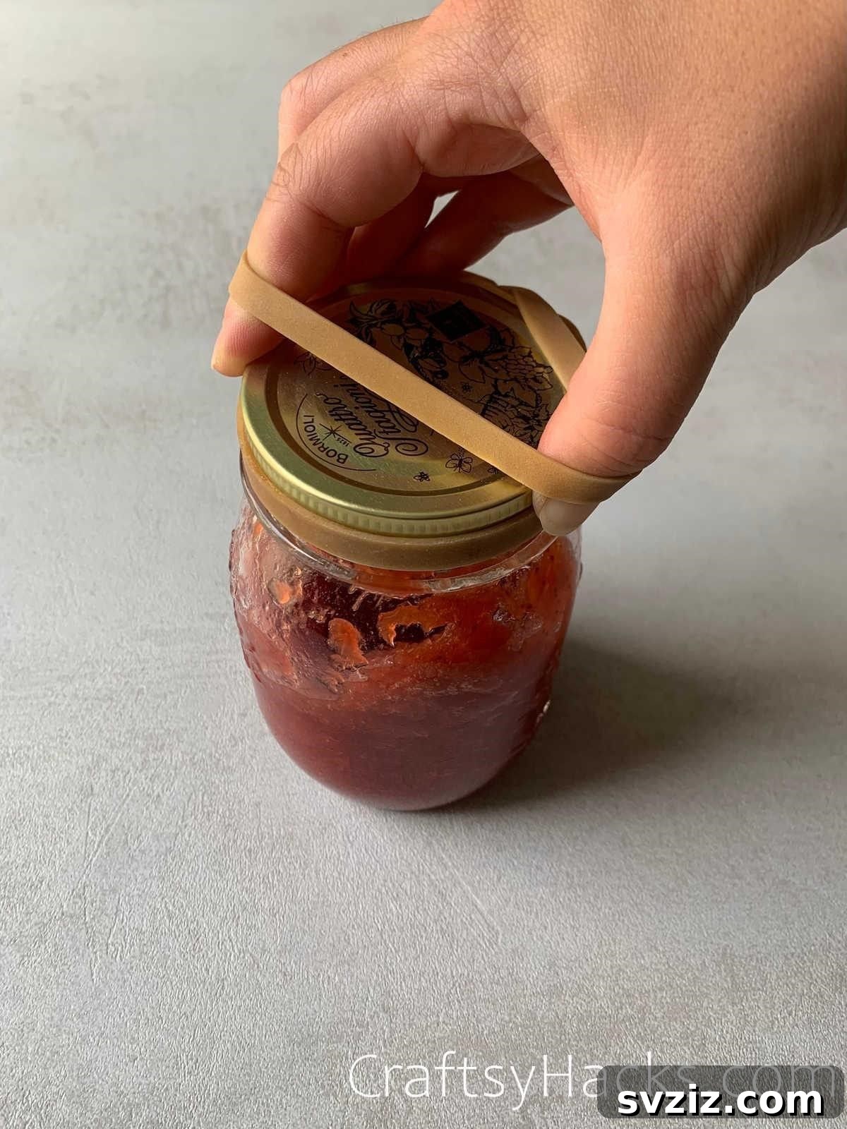 21 Must-Know Kitchen Hacks That Will Revolutionize Your Meals 3 open stubborn jar with rubber band