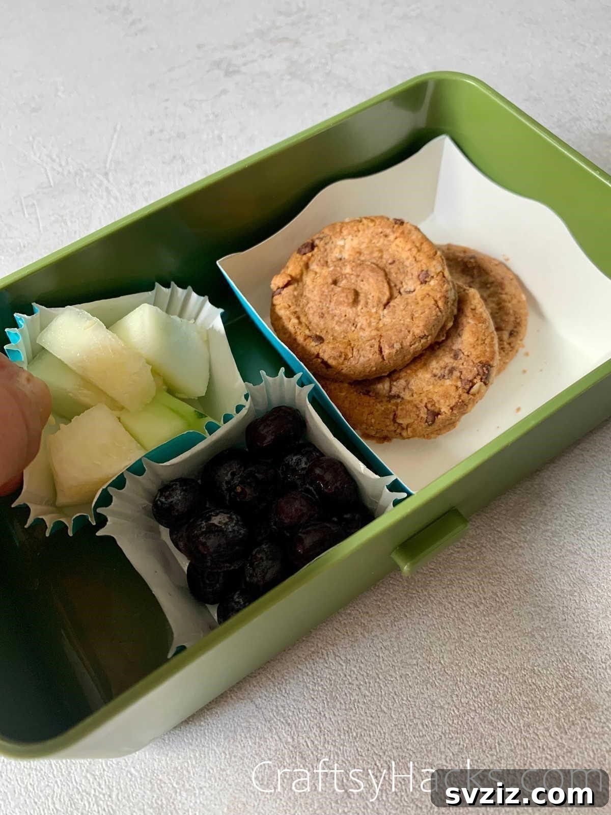 21 Must-Know Kitchen Hacks That Will Revolutionize Your Meals 23 organize lunchbox with cupcake liners