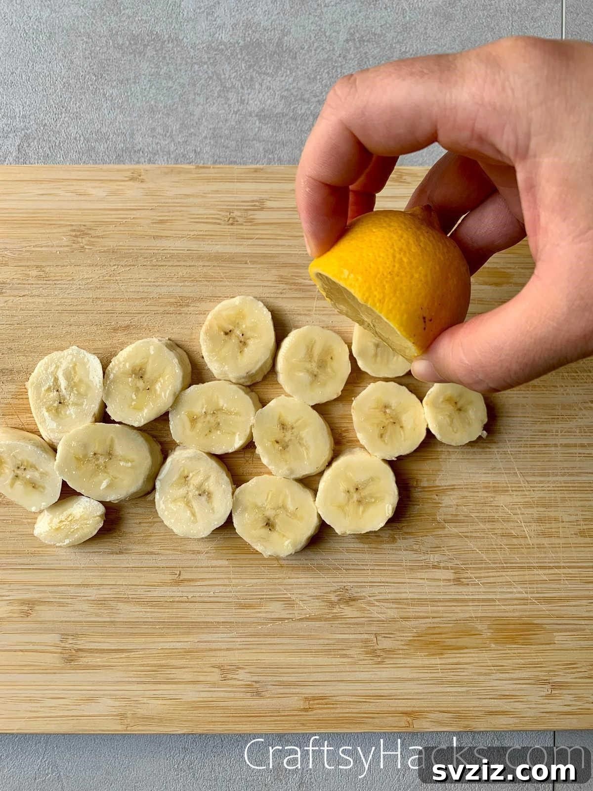 21 Must-Know Kitchen Hacks That Will Revolutionize Your Meals 5 squeeze lemon to keep cut fruit from browning