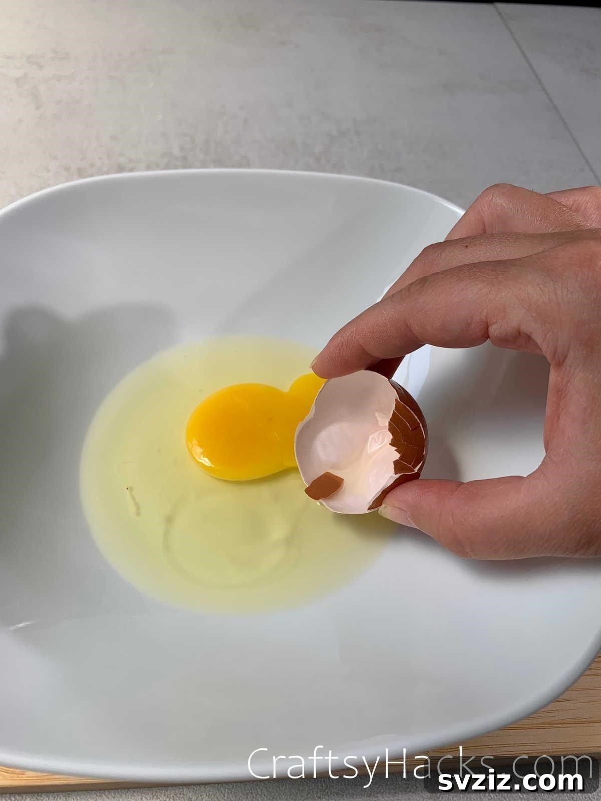21 Must-Know Kitchen Hacks That Will Revolutionize Your Meals 6 remove egg shell pieces