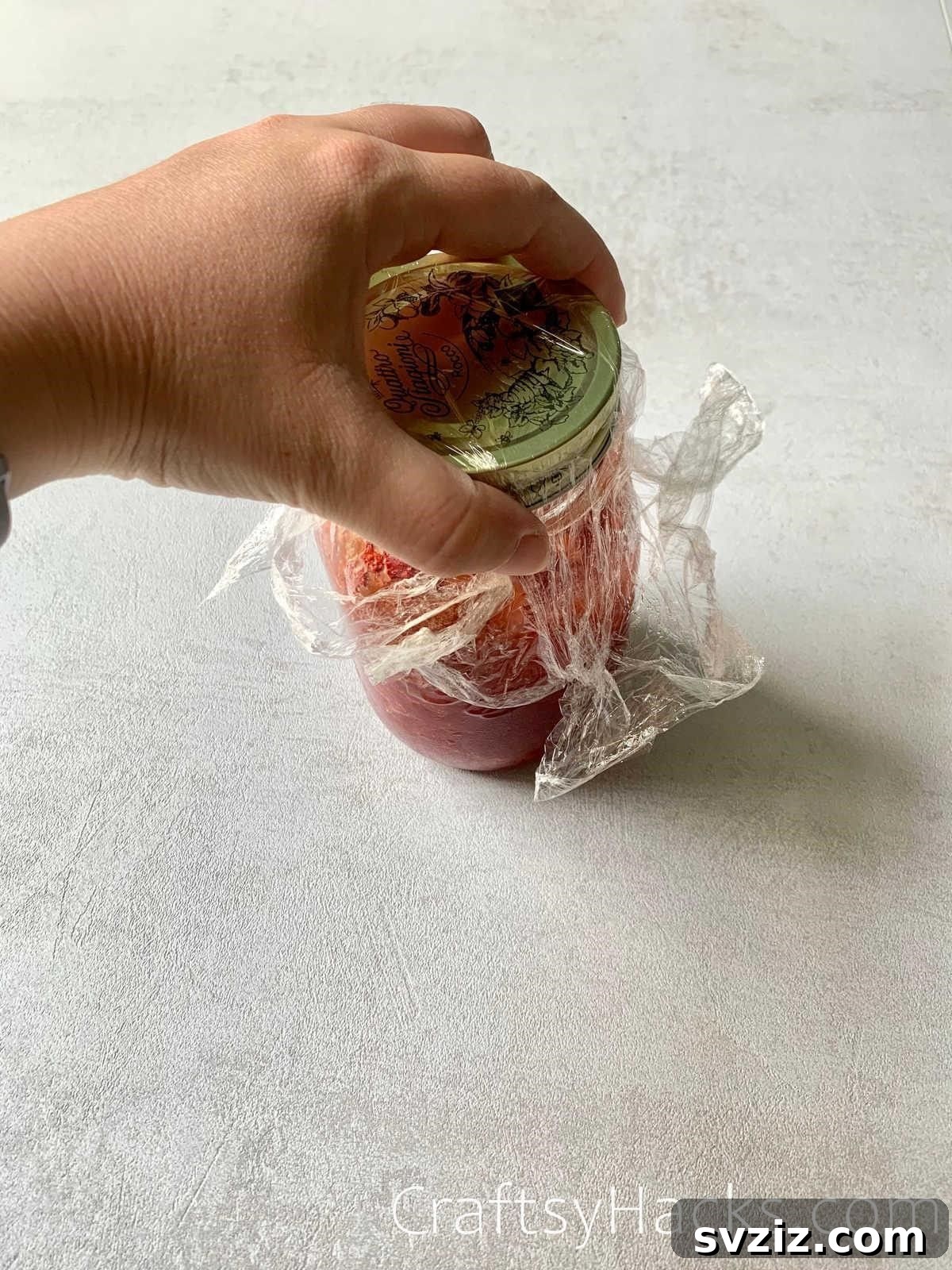 21 Must-Know Kitchen Hacks That Will Revolutionize Your Meals 8 plastic wrap to add grip on jars