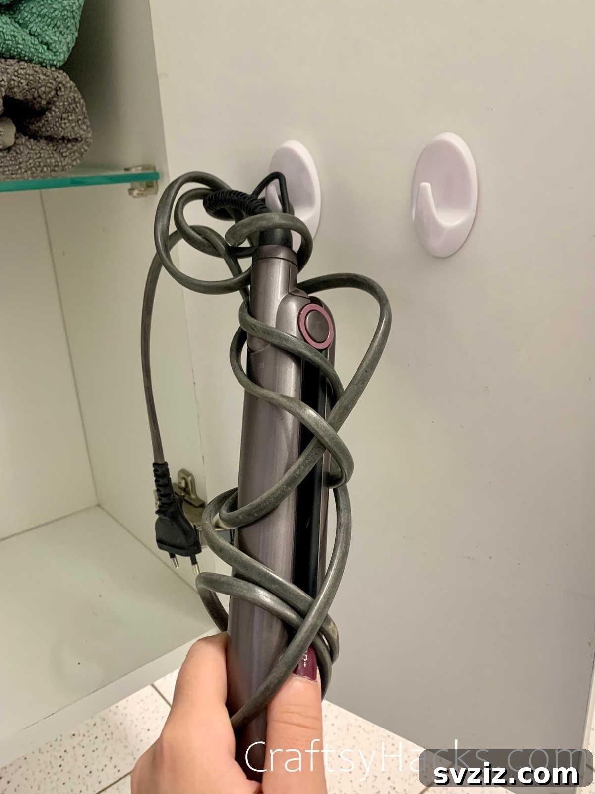 Command hooks to store accessories and optimize bathroom space