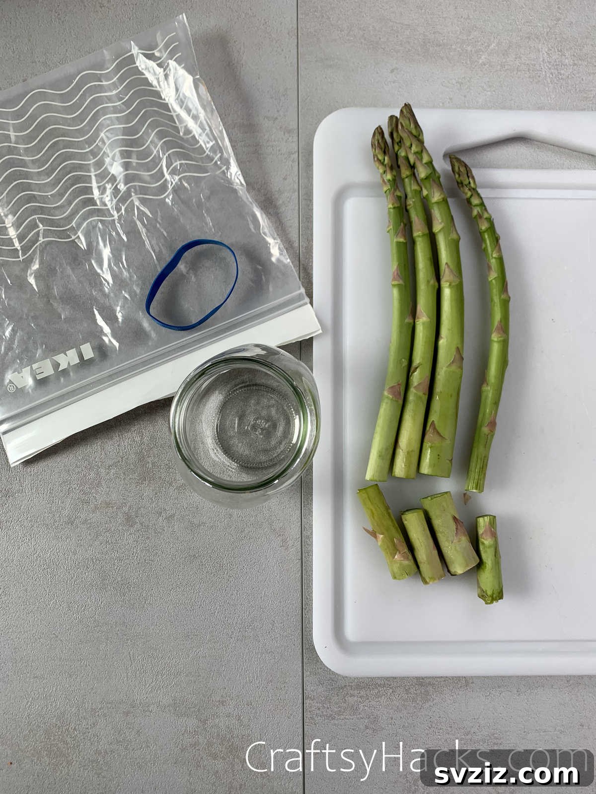 store asparagus in jar of water