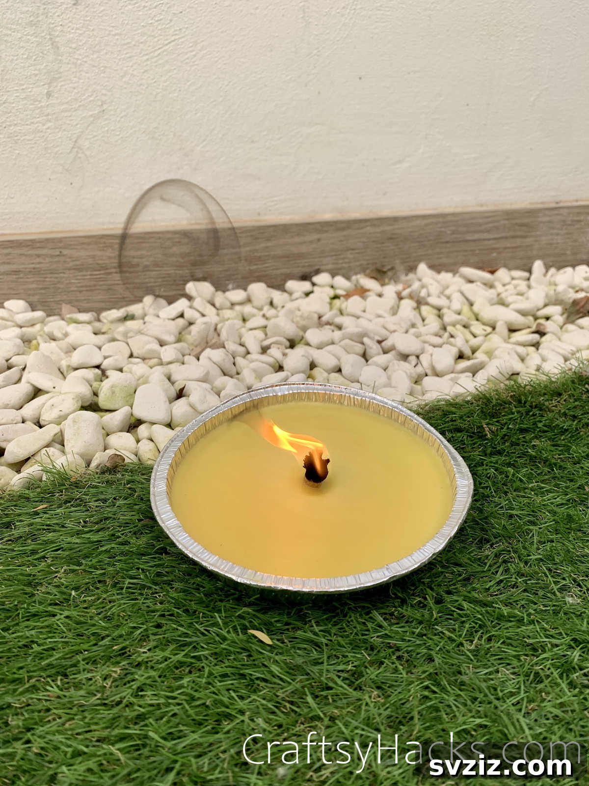 21 Genius Party Tricks 16 DIY bug repellent candle in a small pie tin