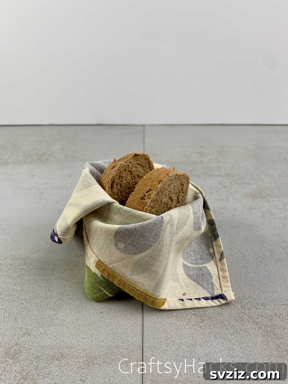 21 Genius Party Tricks 19 Fresh bread elegantly presented in a folded napkin