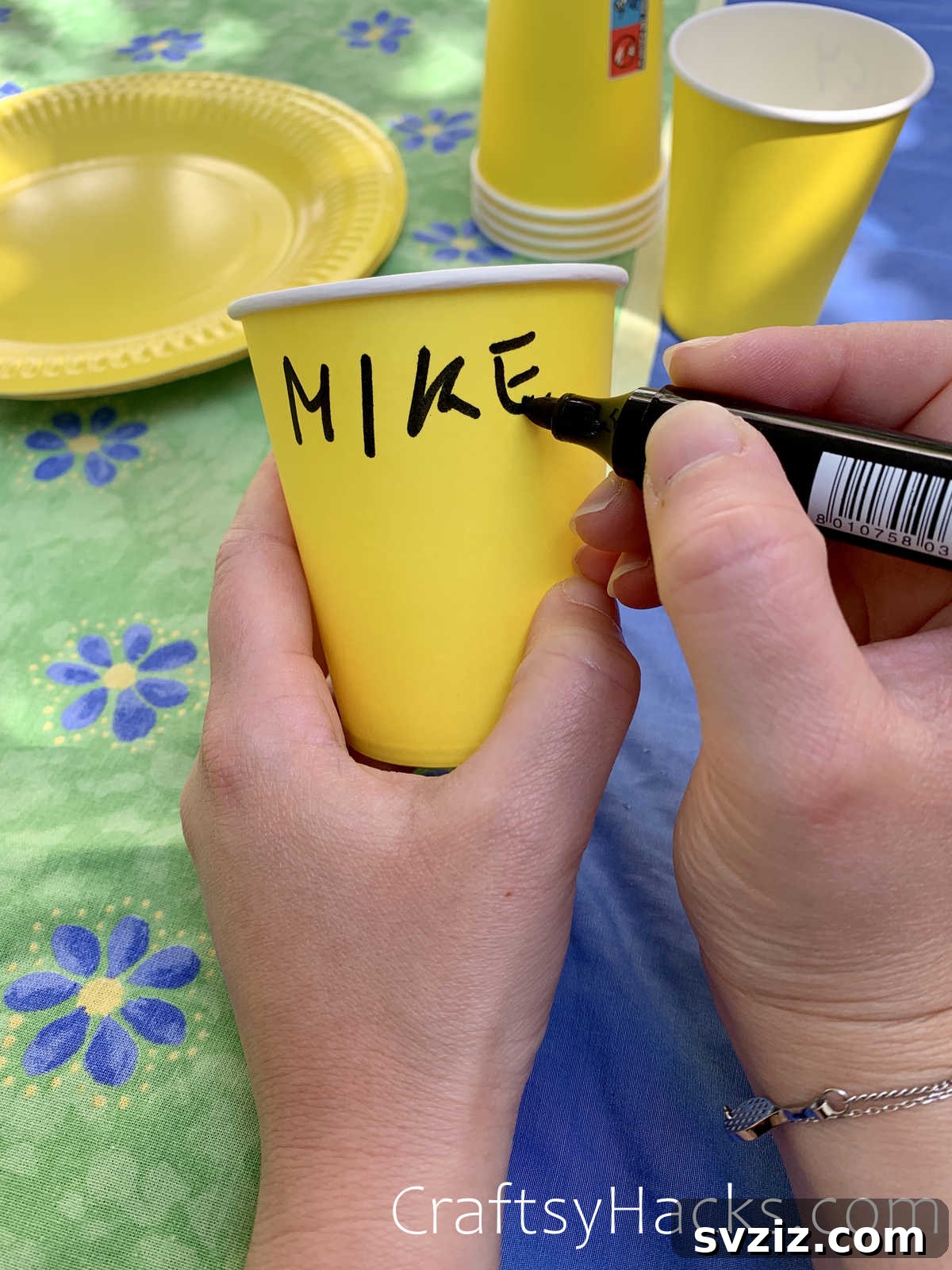 21 Genius Party Tricks 7 Guests personalizing their party cups with pens