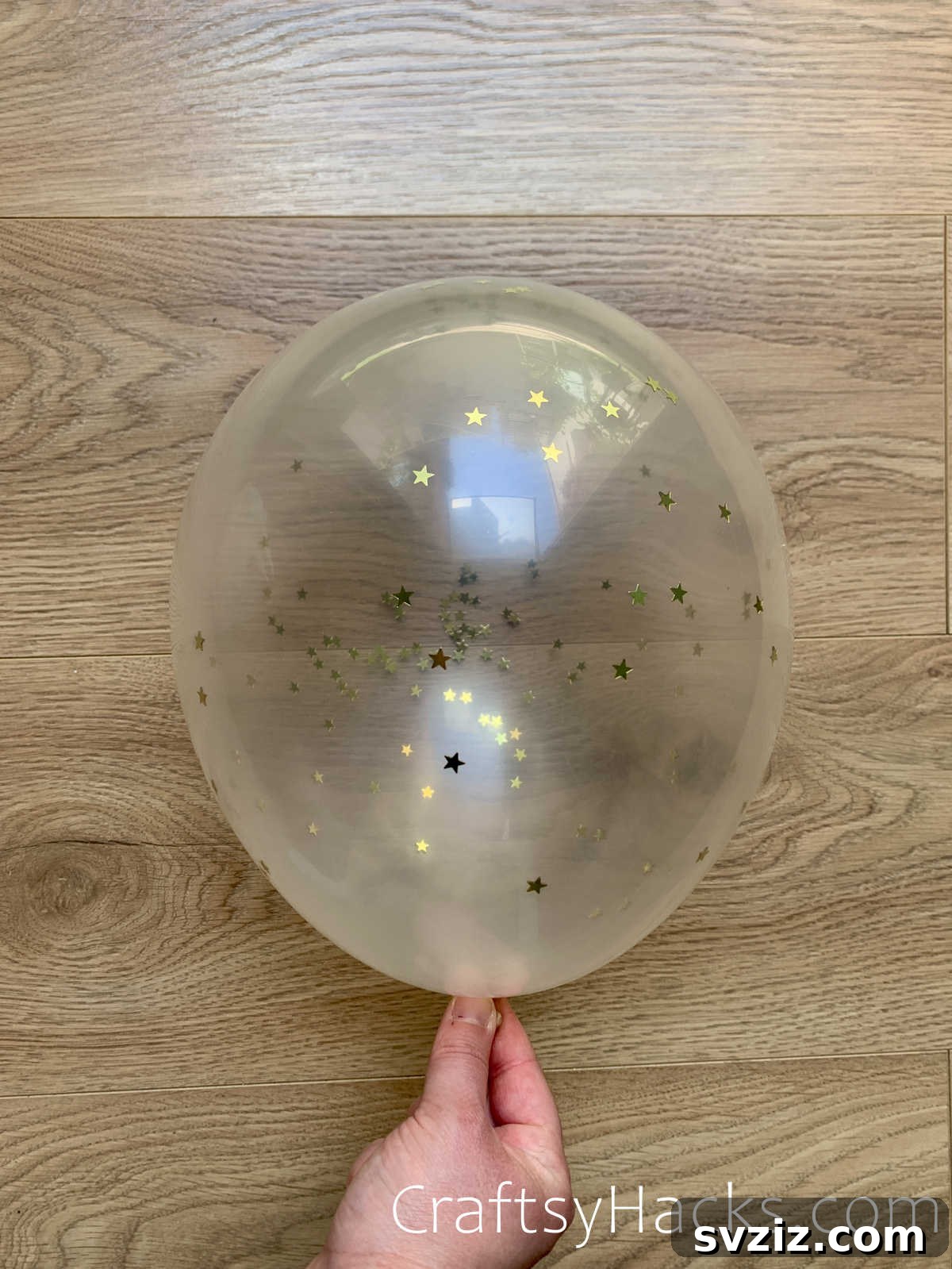 21 Genius Party Tricks 10 DIY sparkle balloons adding glamour to party decor
