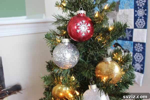 Instant Holiday Cheer: 31 Crafts in Under 15 Minutes 23 Sparkling glitter ornaments for Christmas trees