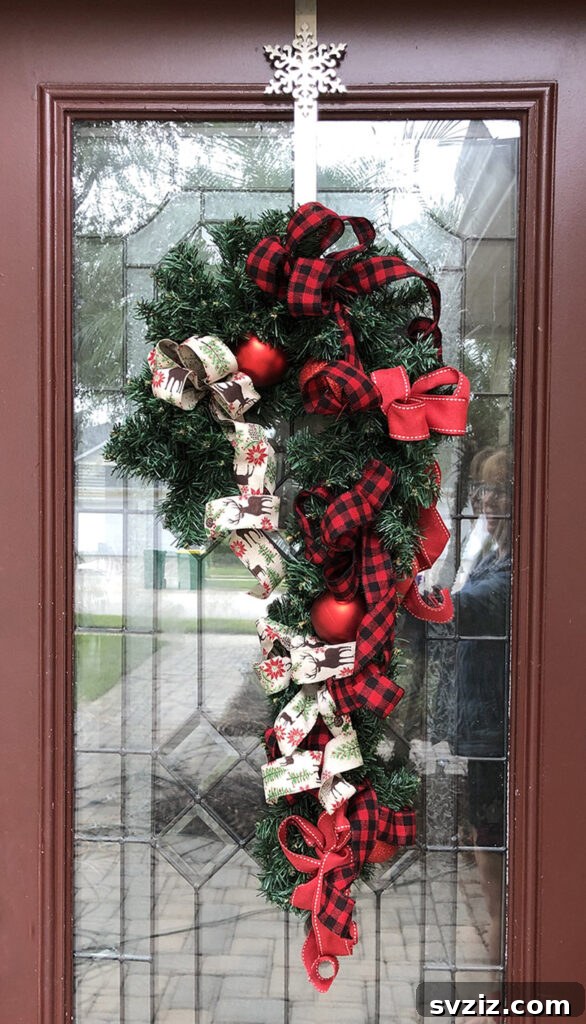 31 Cozy Farmhouse Christmas Inspirations 21 candy cane wreath