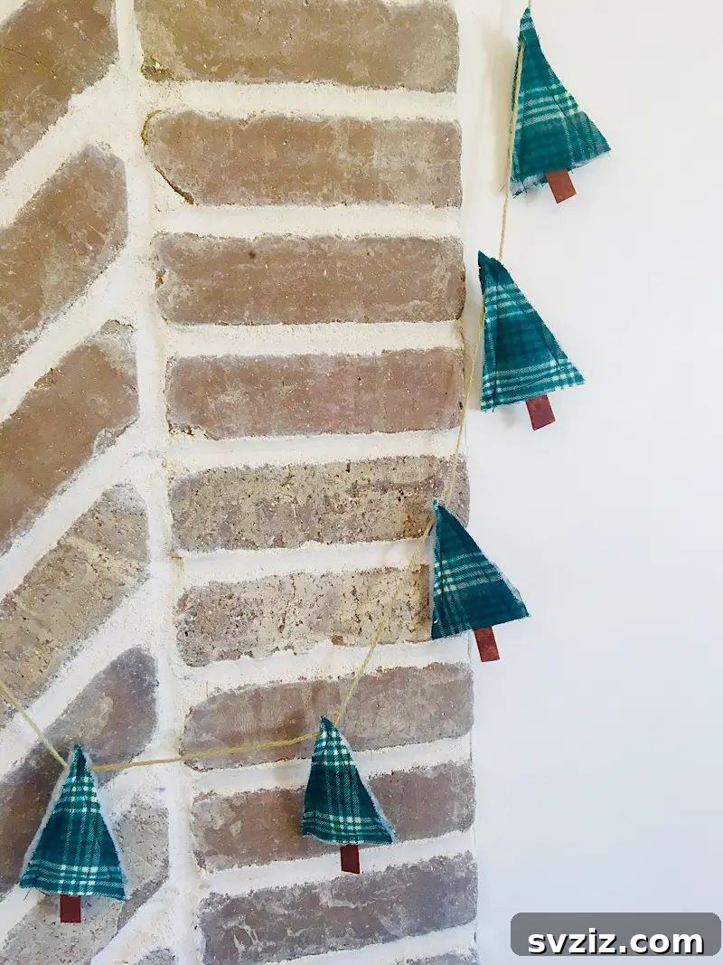 31 Cozy Farmhouse Christmas Inspirations 22 christmas tree bunting garland