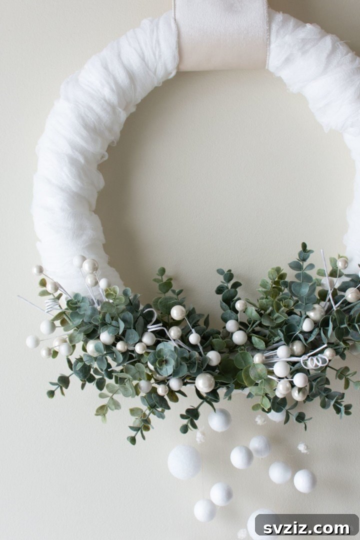 Gorgeous Winter Wreath Inspirations 21 snowy and green wreath