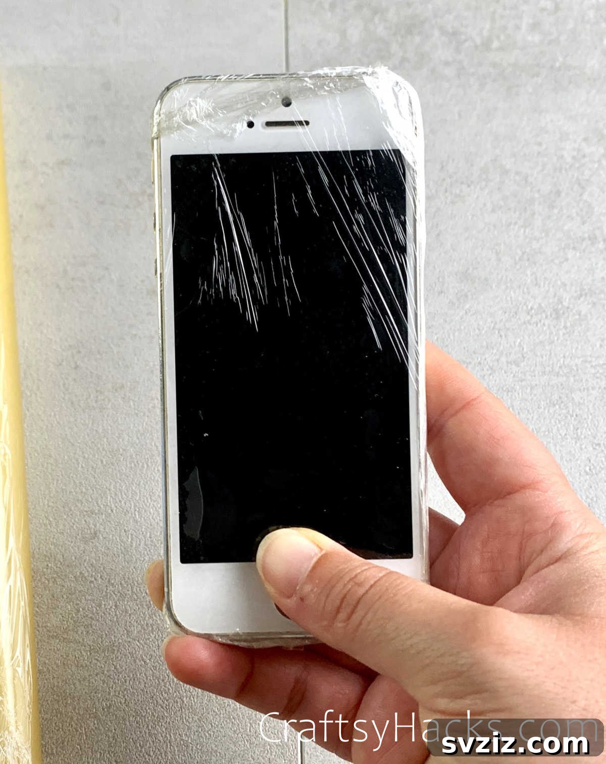 21 Game-Changing Beach Hacks for Your Next Trip 12 wrap your phone with saran wrap