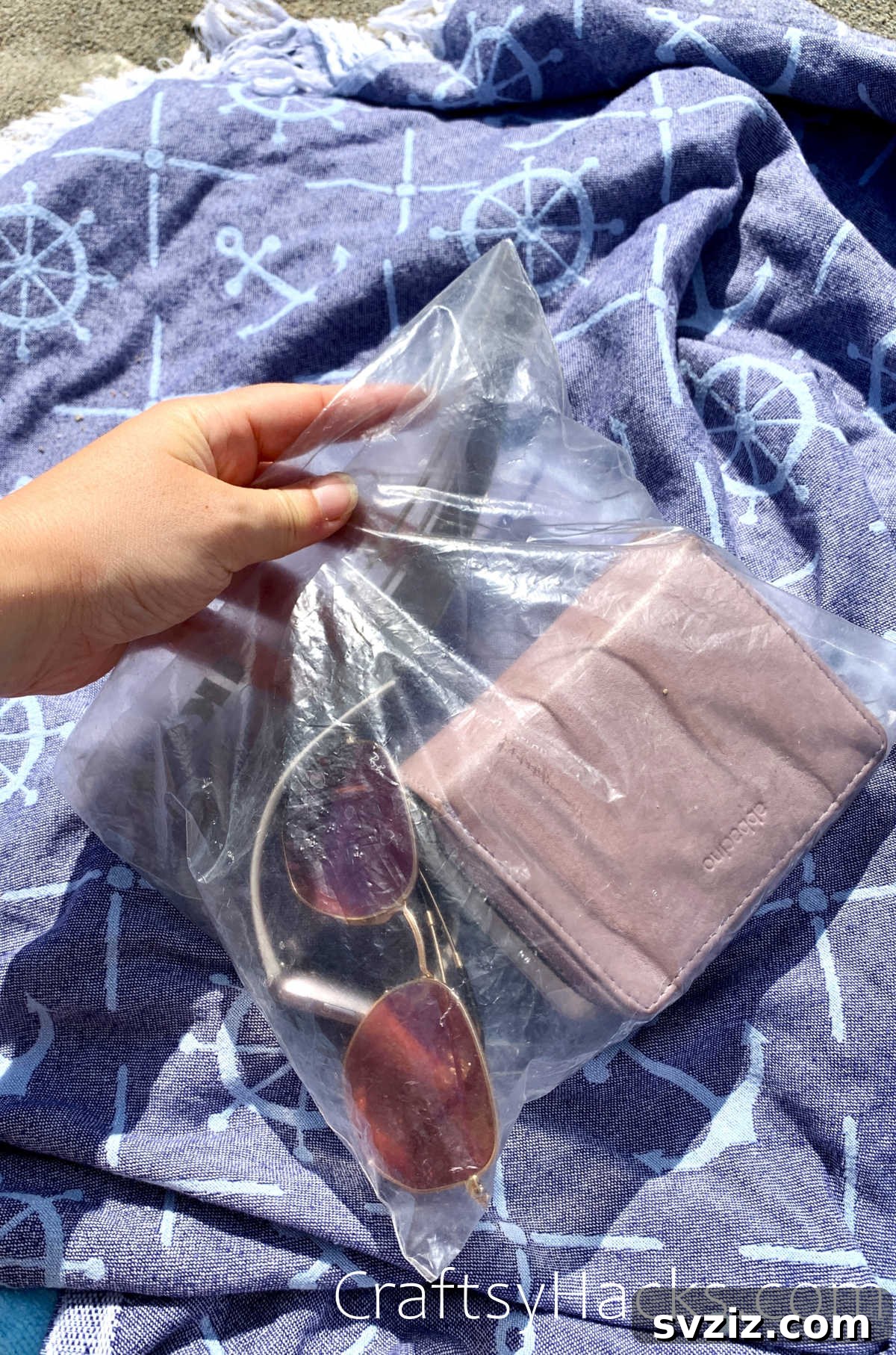 21 Game-Changing Beach Hacks for Your Next Trip 16 waterproof valuables in resealable bag