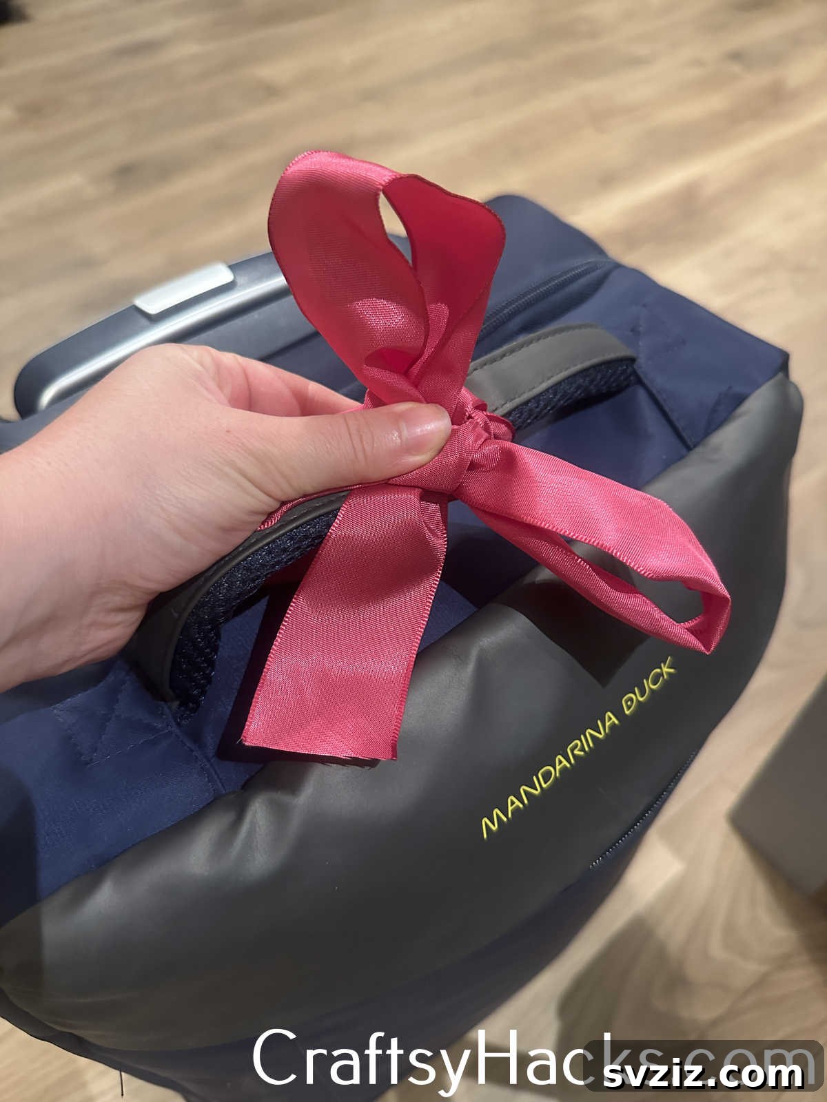 21 Genius Travel Tips 21 Tie a Ribbon to the Suitcase to Recognise It