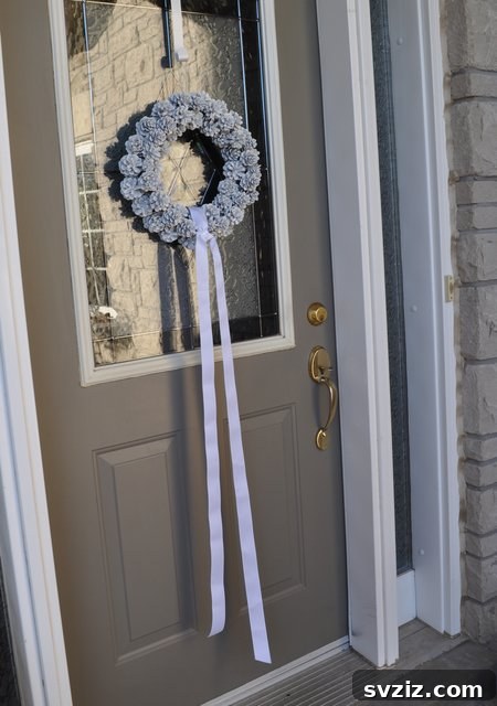 25 Inspiring Homemade Christmas Decor Ideas 21 DIY Snowy Pinecone Wreath