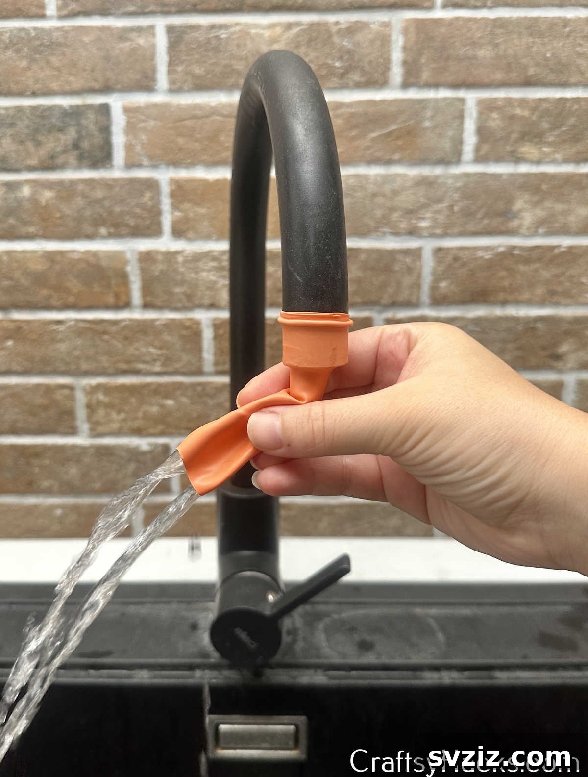 25 Brilliant Tricks to Simplify Your Life 11 use balloon to rinse the sink