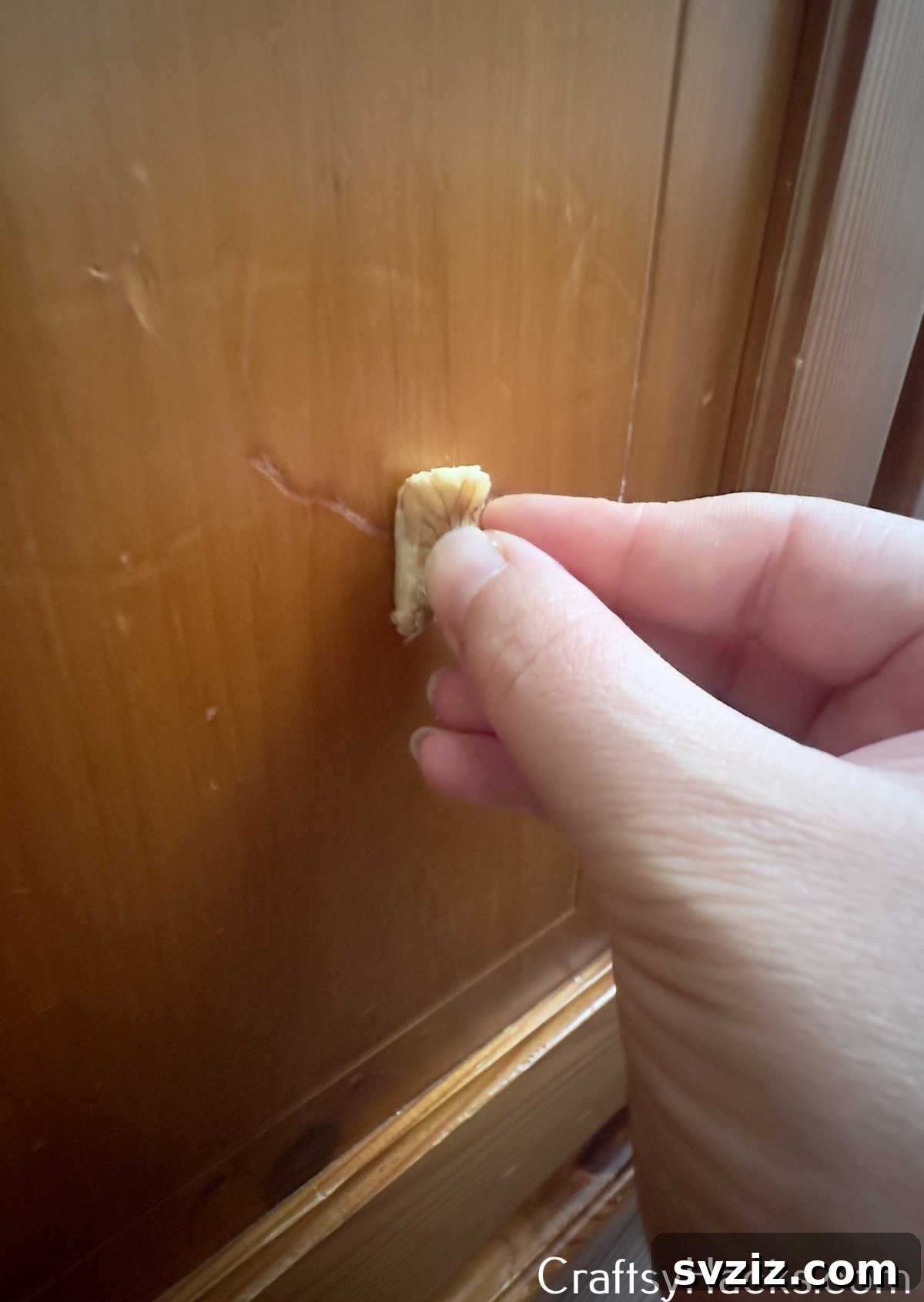 25 Brilliant Tricks to Simplify Your Life 12 use walnuts to cover wooden furniture ding