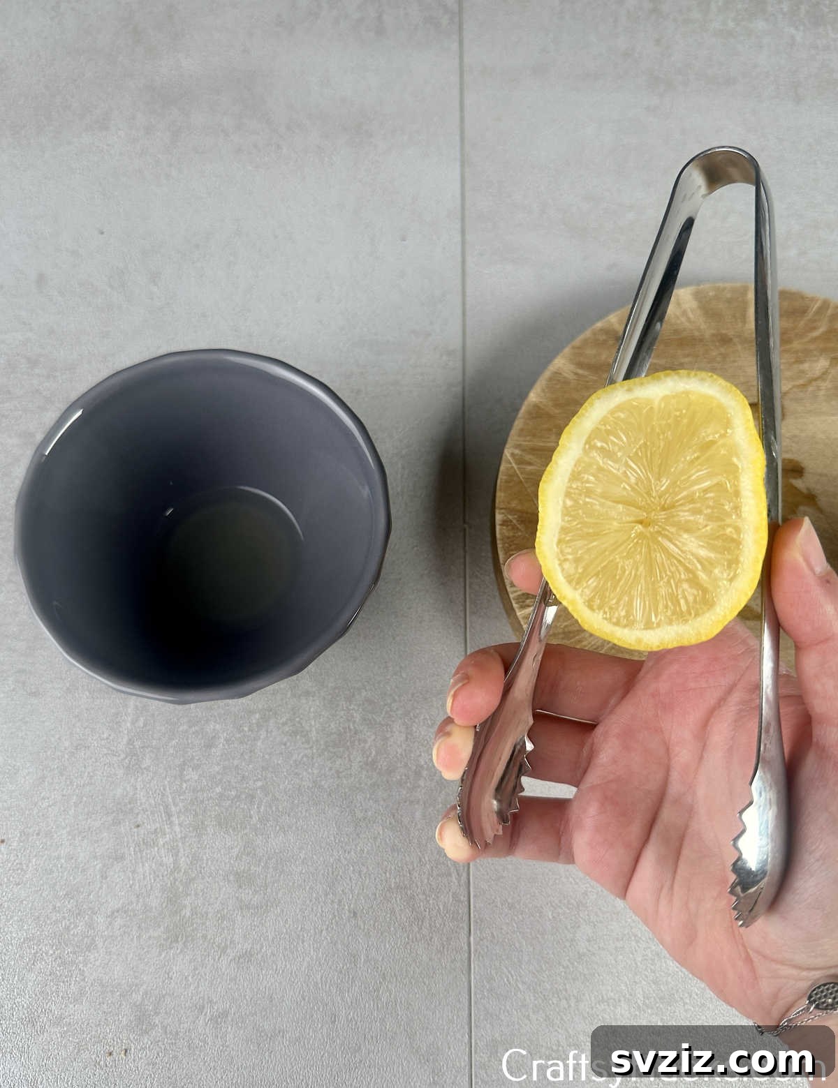 25 Brilliant Tricks to Simplify Your Life 13 use tongs to squeeze lemon