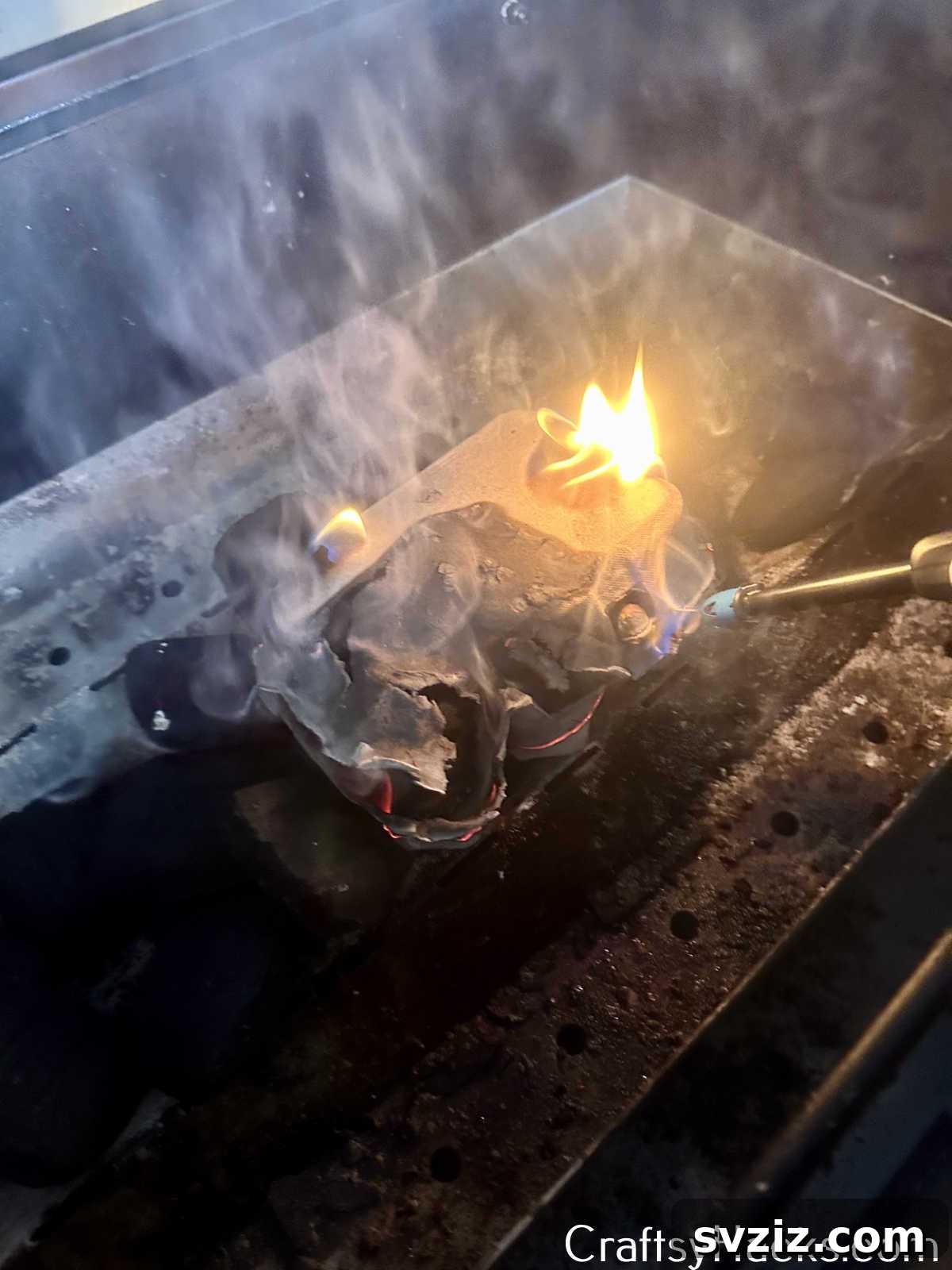 25 Brilliant Tricks to Simplify Your Life 15 use egg carton as fire starter