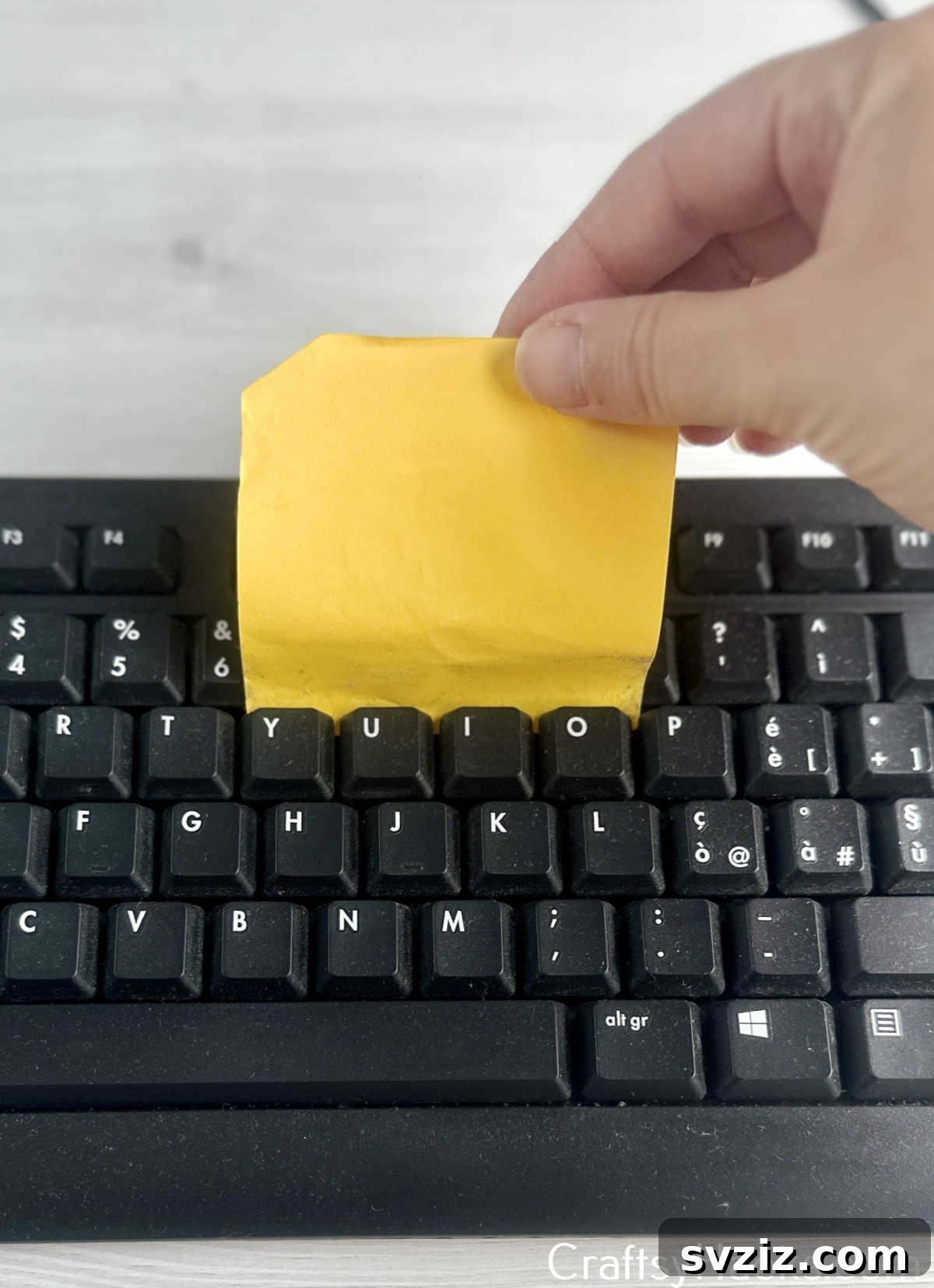 25 Brilliant Tricks to Simplify Your Life 17 use post it to clean keyboard